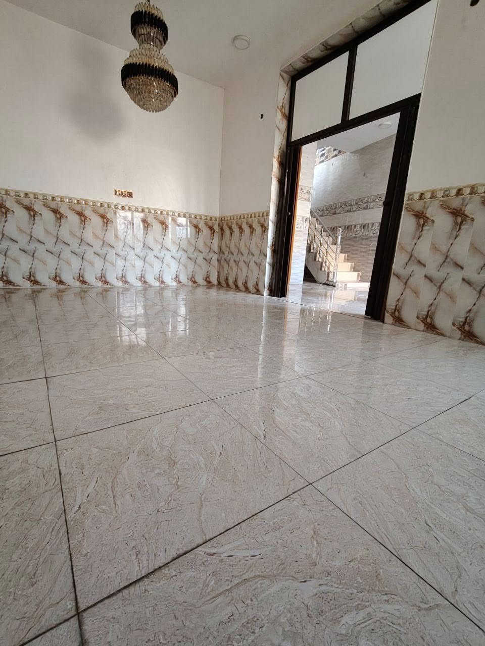 السلام عليكم 

بيت للبيع 100 متر مربع 

المكان ابو خستاوي شارع سيد علي خلف حسينيه موسى الكاضم داخل الفرع عن الشارع 50 متر 

يحتوي على مطبخ مع صاله مع غرفه مع كندور ويا المطبخ مفتوح على الصاله 

للاستفسار ***********
