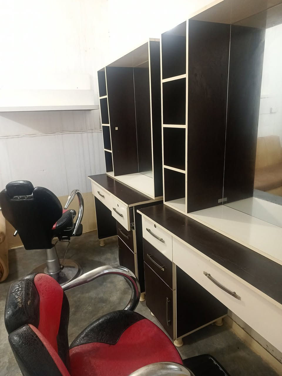 السلام عليكم
 غراض حلاقة كاملة للبيع 
كراسي عدد2 وميزوه عدد 2 وقنفات عدد 2 ومغسلة + مراوة  ورفوف عدد2  الغراض جدد مستعملات مدة شهرين تجي وتشوف العنوان طوز حي التاخي مقابل مدرس صدى العراق الجديدة وقرب ملعب مصطفى جاسم 
للاستفسار عن السعر اتصل عل الرقم

‏‪***********‬‏
