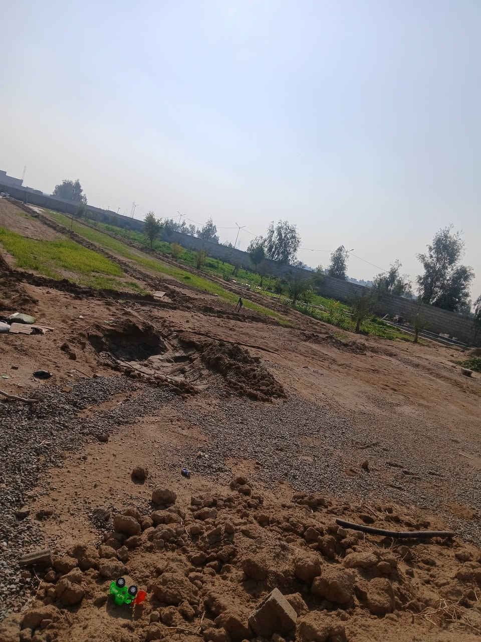 السلام عليكم 2125 متر دونم الة شي بصيط مزروع ومسيج بلكامل ع شارع ٢٠ متر عرضة مي كهرباء مخدوم واجه ١٧ متر ونزال ١٢٥ متر مفروز ب طابو ، جنس الارض طابو ملك ٢٥ تحويل ب اسم المشتري سعر ١٤٥ مجالة بصيط *********** علي السوداني
