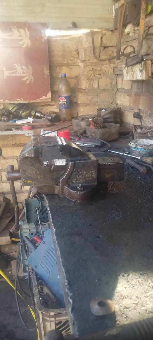 سلام عليكم منكنه حديد نكليزيه 
تفتح 17سانتيم 
عرض فج 10سانتيم 
*********** بي واتساب
