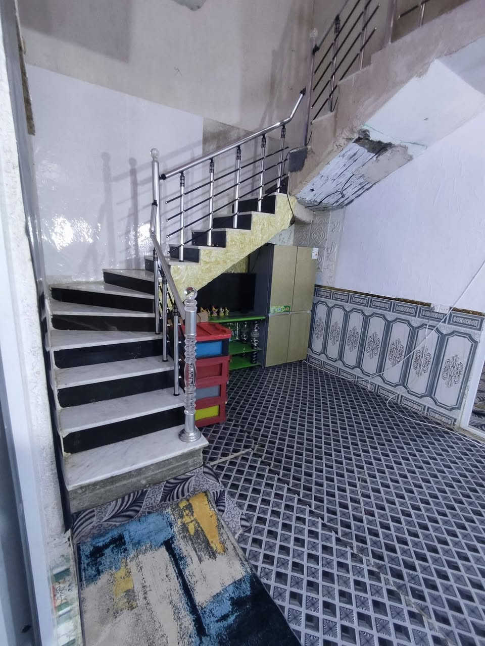 بيت 5 غرف نوم عن شارع الزوار ٧٥ متر يبعد عن الامام اربعه كيلو حقيقي
‏الهم صلي على محمد وال محمد سلام عليكم ‏ بيت مساحته ١٣٣ بلسند واقع حال140 متر نزال٢٠ واجهيه ٧وربع/  قريب الامام الحسين عليه السلام  ‏بيت جاهز للسكن  بيت بصف الركن يبعد عن الامام   5 دقايق بالسياره/كنطرة السلام/ الشبانات الاولى / مقابيل كاع محمد حلوه /بصف مدرسة الجوزاء او الزوراء/ بالباب مال المدرسه شارع عام 7متر/ شارع فرعي 6متر يبعد عن الشارع مال الزوار  75 متر/ كل الخدمات متوفره مي، مجاري، خط ذهبي/، ماعدا  التبليط ماكو/  الشارع سبيس  ‏مواصفات البيت: البيت طابقين ‏الطابق الاول: طارمه/ وتواليت خارجي/  واستقبال جبيره / وصاله جبيره/ ومطبخ  وغرفتين نوم وحده كامله وثانيه مكامله بس نقص سيراميك وبورك والسگف صب كونكريت/ الطابق الثاني//  3 غرف نوم كبار /  وسطح اول / وسطح ثاني/  وهم صب كونكريت + الطابق الاول بلوك والطابق الثاني فرمستون ‏ سند:  25  قرار محكمه من صاحب العقار مباشر  ‏ واني صاحب البيت مو دلال*********** بي واتس آب 
الطابق الاول بناء  عشر سنين والطابق الثاني بناء ٣ سنوات 
ومشمول بقرار التطويب الجديد
