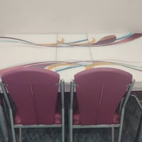 ميز طعام • نظيف • سعر مناسب