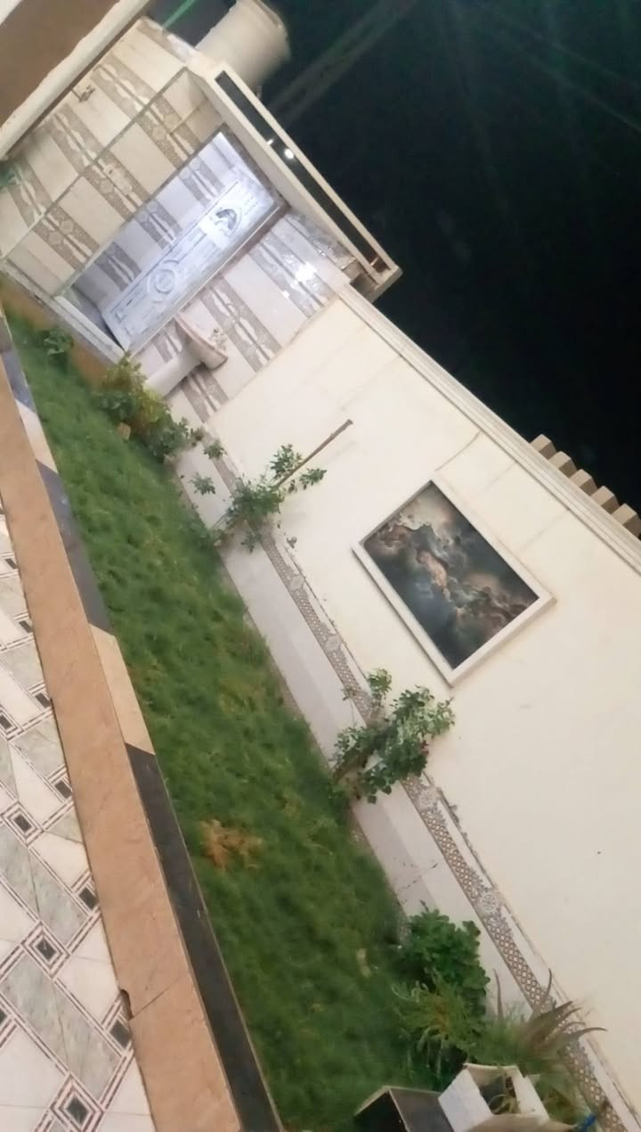 السلام عليكم
بيت للبيع حي ذويب الاول خلف (مطعم 🍴 الكرم )  يبعد عن الشارع العام 100م
المساحه 280م
غرفتين نوم
صاله
استقبال نساء
استقبال رجال
صحيات داخليه وخارجيه
البيت جاهز من كلشي 
للاستفسار: ***********
