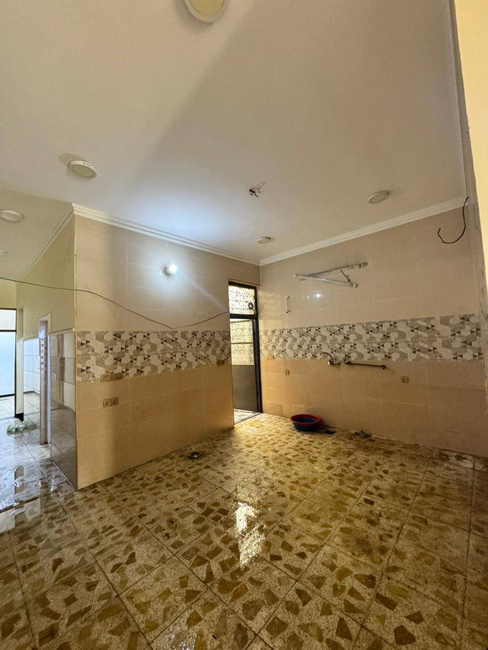 سلام عليكم
بيت مساحه 100متر معزول فوك على الجوه 
مكان البيت الدوره خلف المستشفى الدوره 
يم جامع مالك الملك حالين البيت ماجرين بي والايجار مليون
مكلف بلنشر الاتصال ع الرقم ***********
