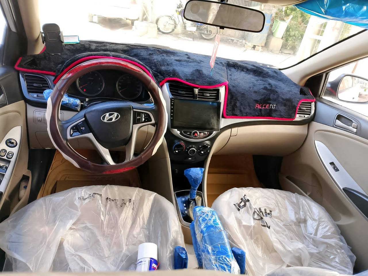 هونداي اكسنت 2018 نص فول محرك ١٦٠٠ قطرتين 

ماشيه ١٣٥ ك  م تبريد محرك گير خير من الله سياره ما متعوبه 
الضرر قطعه تبديل بدون دواخل + باردات بسيطه  تريد وكاله  تريد مداور ع ضمان 

السعر ١١٥ وبيها مجال قليل  الشراي يتفضل اتصل ع الرقم  ***********
