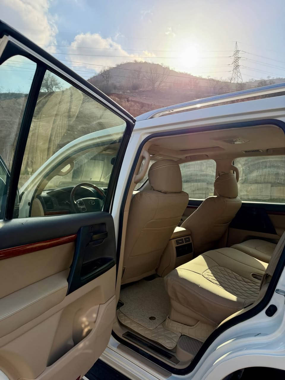 رقم السياره /دهوك
موقع السياره/دهوك
نوع السياره/لاندكروز 6 سلندر GXR
موديل السياره/2013
المسافه المقطوعه/133000
مواصفات /8 ايرباك
مري گراج
كشن جلد
رقم وسنويه جديده مع الهزه
طخم تايرات جديده شاديلها قبل ١٠ ايام
محرك وگير مامفتوح بشرط
السياره حيل نظيفه
سعر375 وبيها مجال قليل 
للاستفسار الاتصال بالرقم
*********** واتساب فايبر كورك دهوك, العراق
