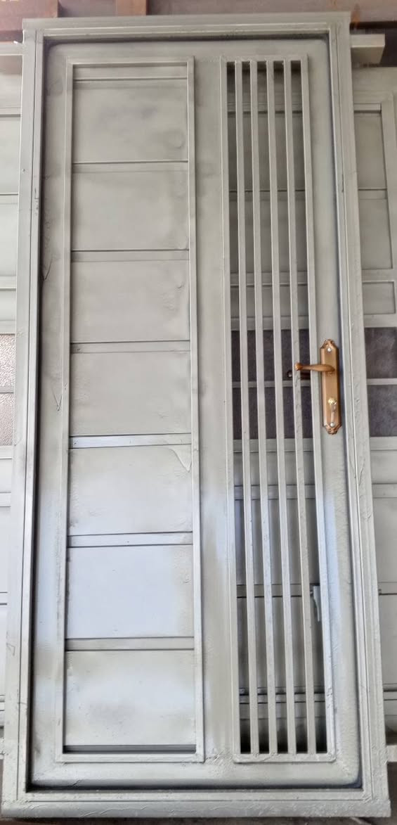 معمل حدادة السيد نعمان لتفصيل كافة الابواب والشبابيك والسقايف والجملاومات الحداد صهيب ***********/ السيد *********** العنوان تكريت نهاية شارع الاحتفالات قرب غسل علوش المعمل الركن
