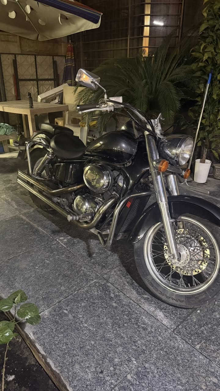 هوندا شادو ٢٠٠٢ 
ماشية ٣٧،٠٠٠
رقم وسنوية سارية الى ٢٠٢٧

اللون بالسنوية رصاصي غير محدد
الدراجة مغلفة PPF فيلي + اسود
اللون الحقيقي ابيض ورصاصي موجود بالصور

بطارية جديدة
جامة امامية موجودة
تچوة موجودة
الفشكة السفلية مال المكينة مبدلة
صالنصة كاتم اصلية موجودة
صالنصة رياضي مع الدراجة او تنباع وحدها سعرها ٢٠٠$

الغراض الاضافية مع الدراجة
فلتر شوتة
فلتر دهن
٣ علب دهن موتل ١٠-٤٠

السعر مع الصالنصة الرياضي ٢٨$ 
السعر بدون الصالنصة الرياضي ٢٦$

العنوان بغداد العطيفية
***********
