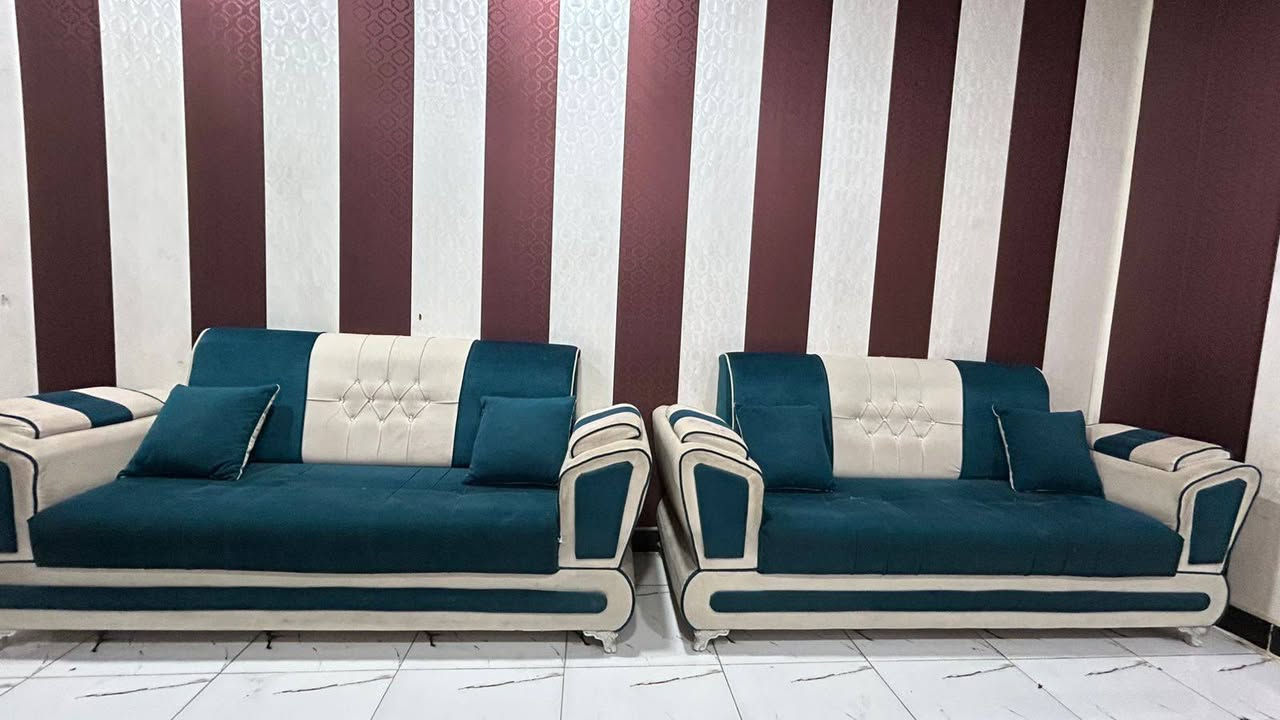 سلام عليكم قنفات للبيع سعر 350 وبيهن مجال قليل عنواني الحيانيه شارع الصنكر ع مستطيل مابيهن شي بس وحده شويه نازله خشبتها رقم مبايل ***********
