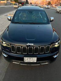شباب لبيع او مراوس جيب لاريدو لمتد  موديل 18 فول مواصفات عده الرادار /...