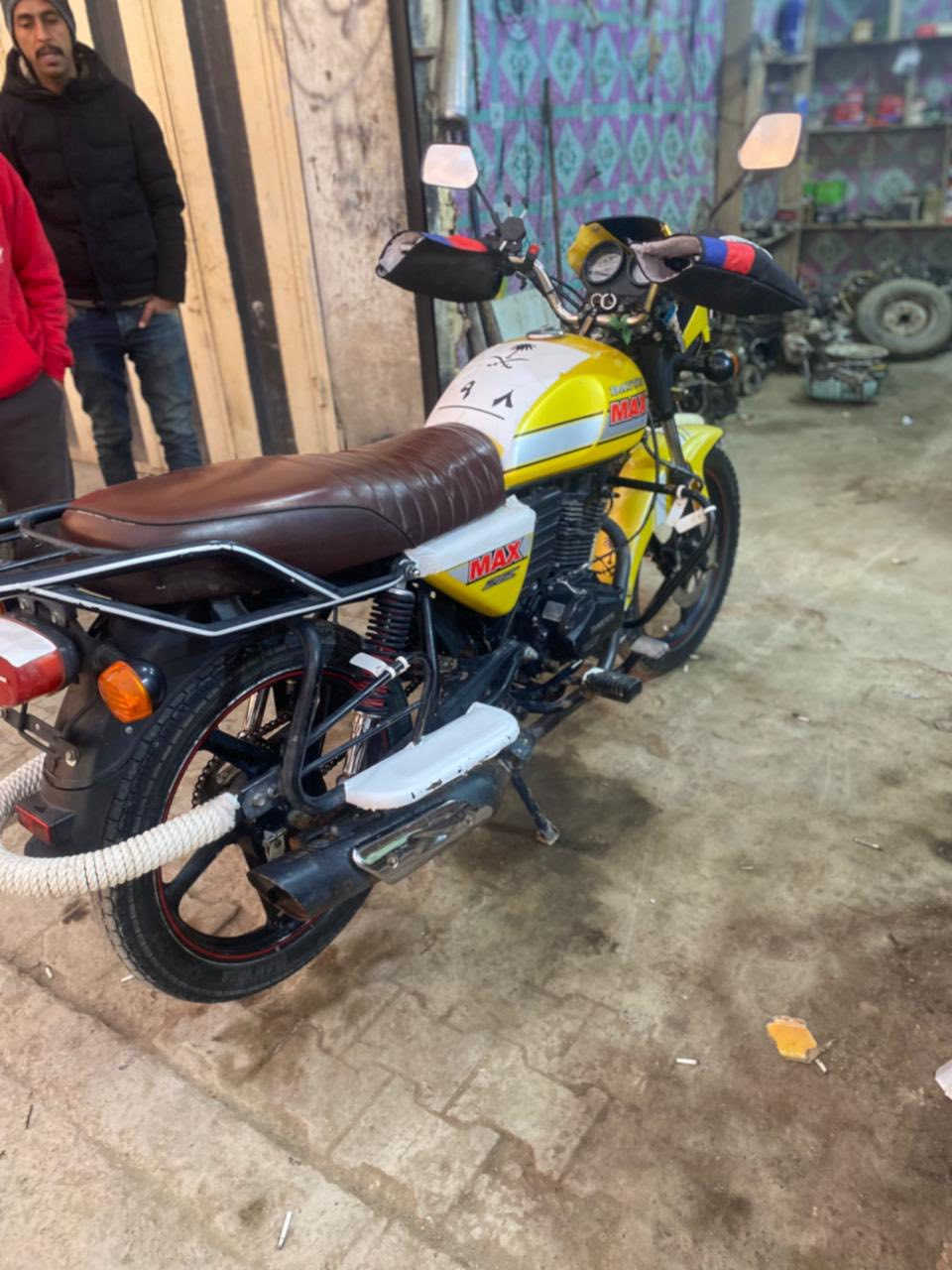 سلام عليكم دراجه دايوان  2022 اوراق اصولي دراجه نضيفه اكثر ما تصور محرك 200 مكفوله من كلشي مكان واسط الزبديه رقم ***********  سعر 1700 وبيه مجال

***********
