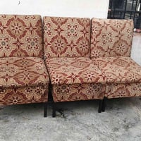 عدد أربعة كراسي أطرافه من حديد كلش نضيف قفل 25 الف هذا رقمي 0782895097...