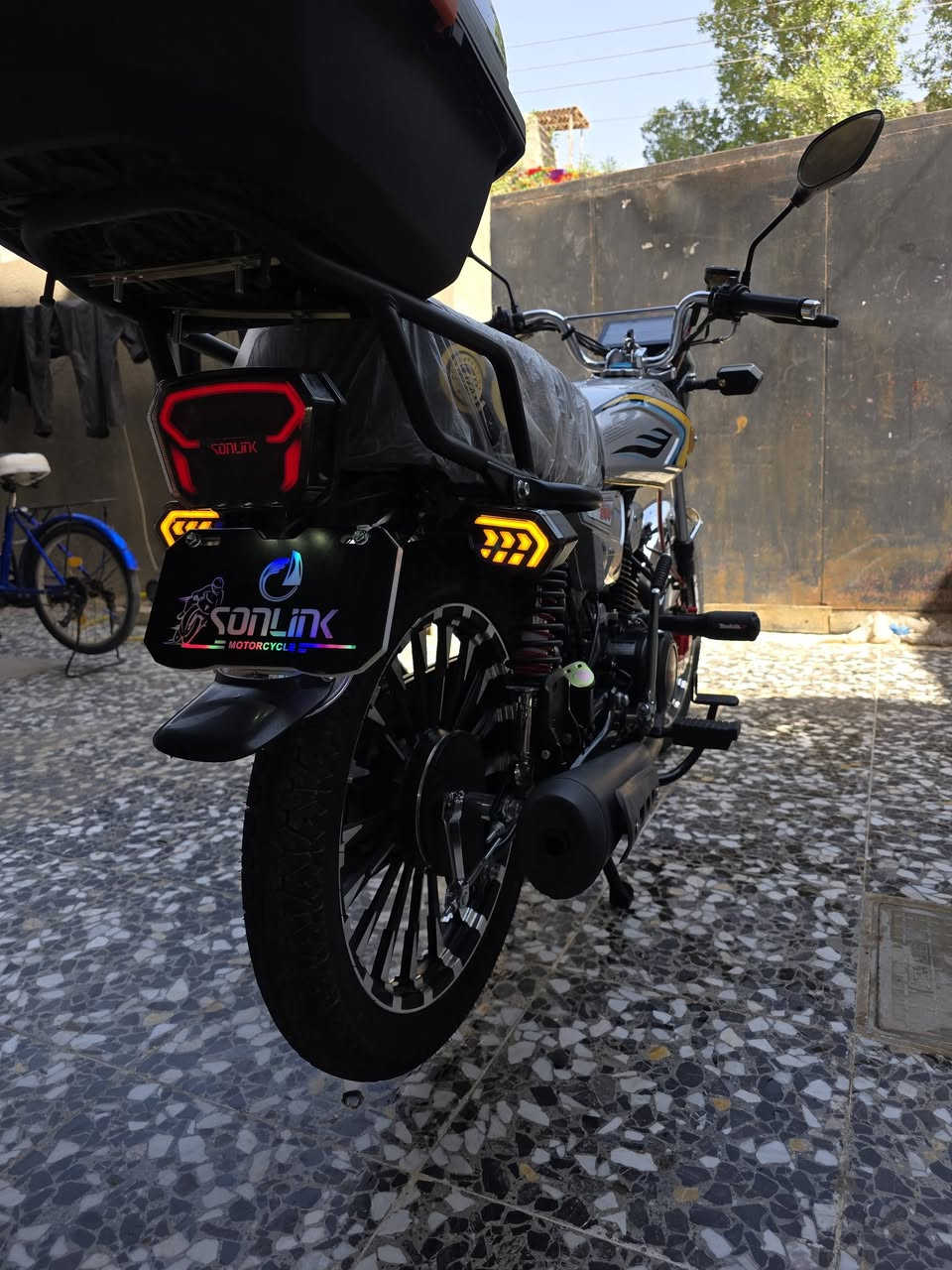 دراجه سونك
وCBFسيبي اف 
ضاغطه وزنجيل 200cc
كدامك نضافته 
بصمه عدد 2تشغيل عن بعد 
سعر: 950بيه مجال كلش بسيط
 دراجه نشطه وقويه 
رقم: ***********
