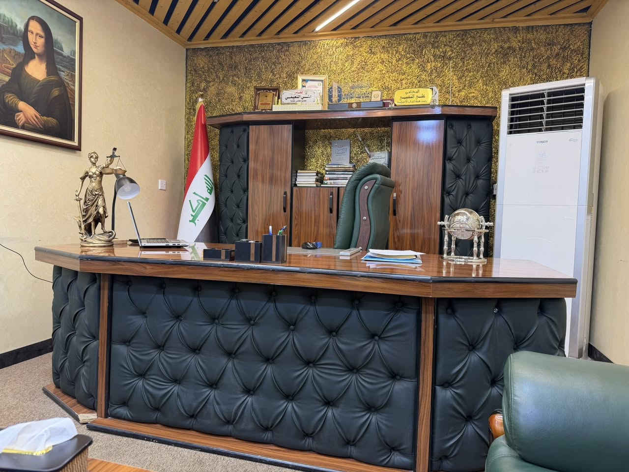 المكتب والبوفيه رئاسي والكرسي للبيع فقط عرض 240 سم وارتفاع البوفيه 180 نظيف بنسبه 90‎%‎ وهذا الضرر ااي بالصوره بالميز فقط 
المكان ساحه الدلال جسر 14 رمضان


**إذا كنت صاحب هذا الإعلان وتريد حذفه لأي سبب، رجاءا أرسل رسالة إلى الدعم الفني**