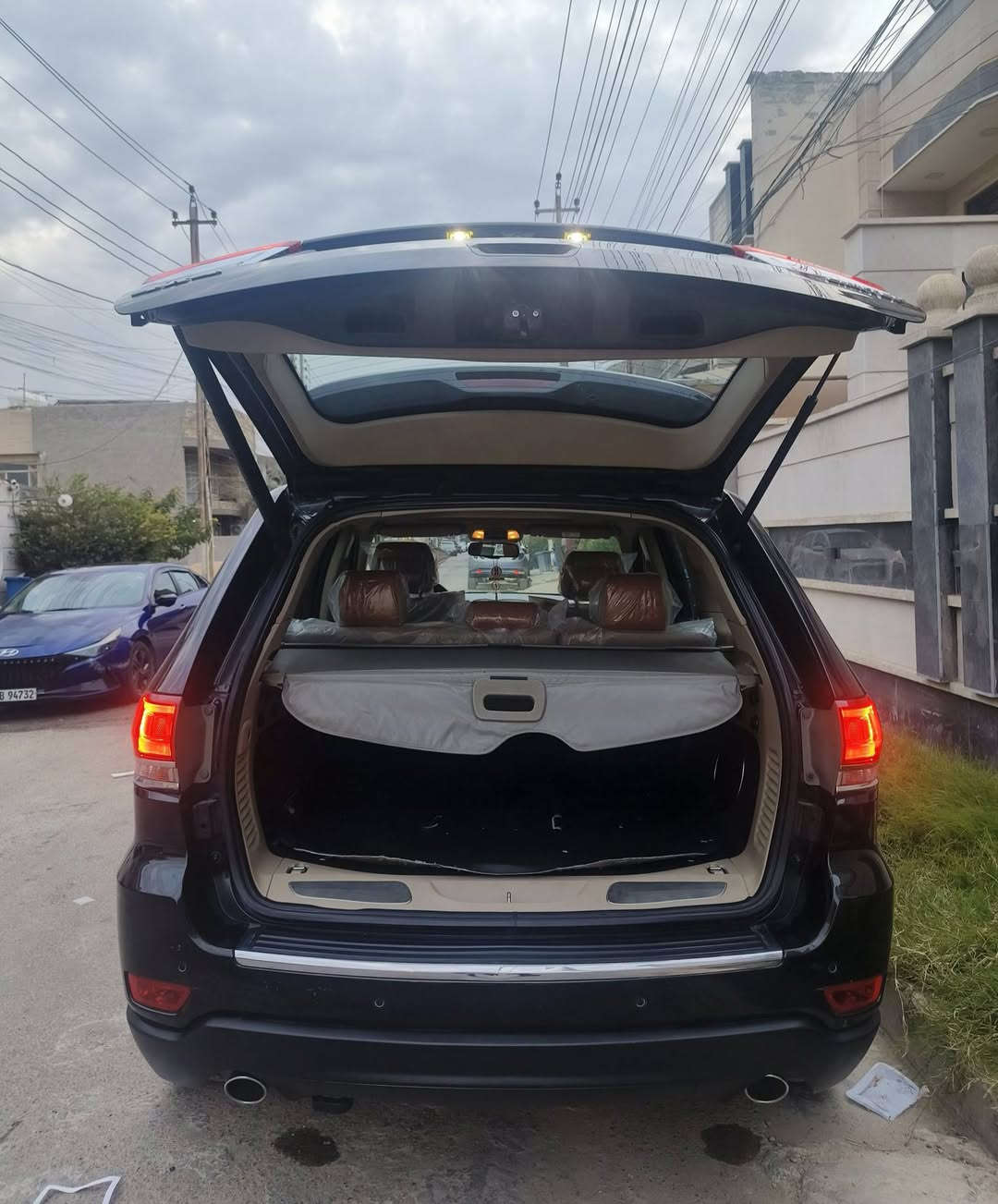 جيب 2015 خليجي  فول لمتد
بارد قليل باب الخلفي و حافة الجاملغ مصلح 

موصفات  

بنوراما 

كشنات جلد

داخل بيجي 

شاشه جبيره

تبريد وتدفئه بالكشنات 

سستم صوت دمام خلفي  

تبريد قطعتين 

وبعد بيها موصفات 

السعر 22$ وبيه مجال

مكان السياره حي الجهاد 

رقم صاحب سيارة ***********
