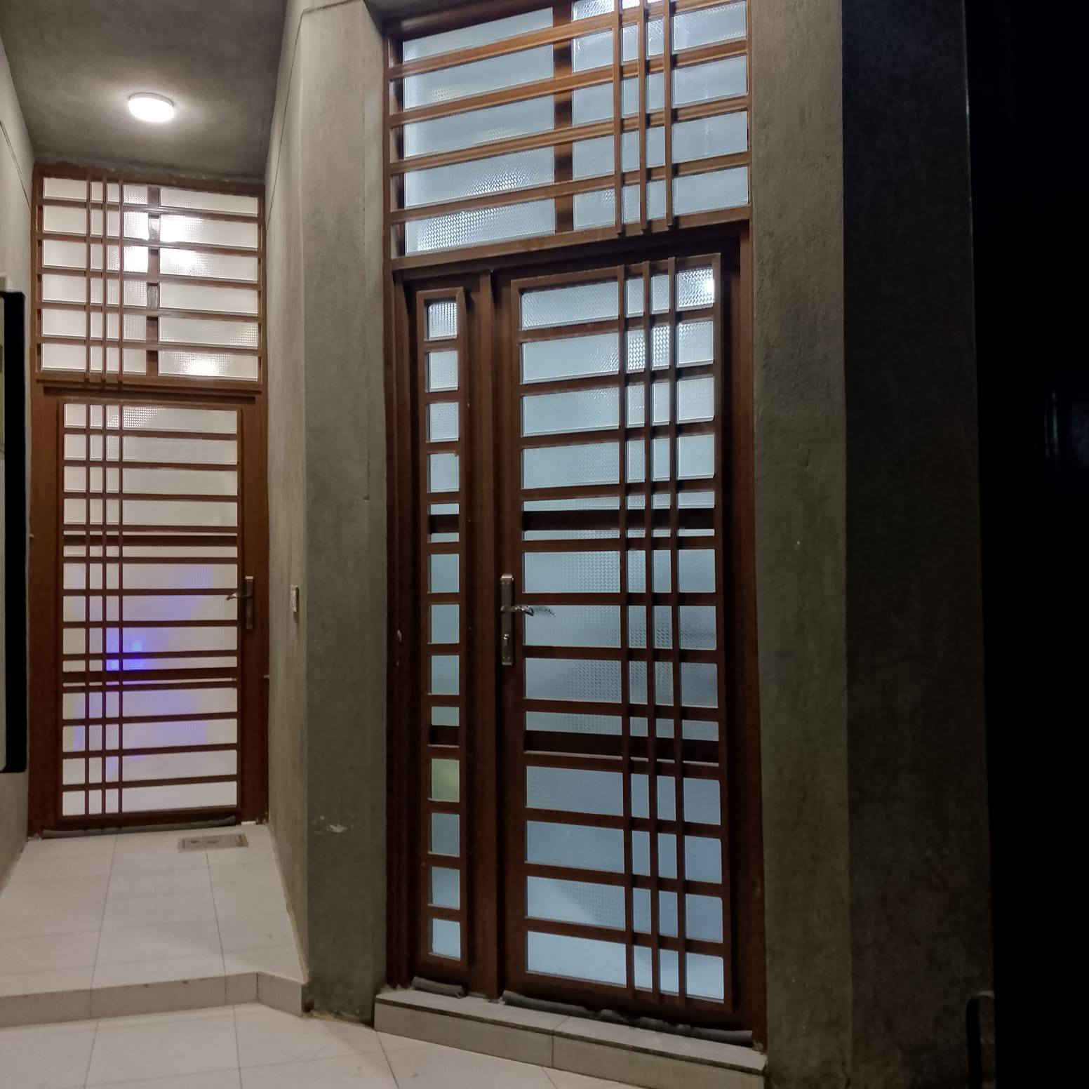 سلام عليكم
الدار للبيع 
المساحه /100
الواجهه / 5 
النزال/ 20

 بناء كامل حديث طابق واحد 
استقبال _ كلدور _ مطبخ بارد _ مطبخ حار _ غرفه نوم _ حمام _ صحيات خارجيه 

العنوان / كراغول شارع زين العابدين 
الاستفسار على الرقم. ***********
