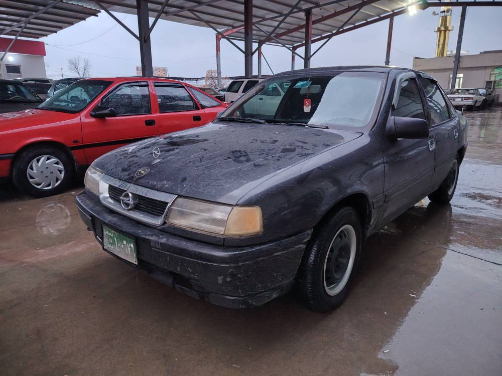 اوبل مكينه 16 
موديل 1992
***********
***********
 ارمي بلاستيك 
كيچي به نزين 
حماوه 
ته نانه ت گلوبي سه قفيشي ايش اكات 
جه ره سي لايته كانيش 
سه ياره كه به شه رتي گيرو مه كينه 
به شه رتي چركه ي تيا نه بيت 
مالي دوسته 
اوبل به تامي كرولا 
چوارتايه و ويلي تازه السليمانية, العراق
