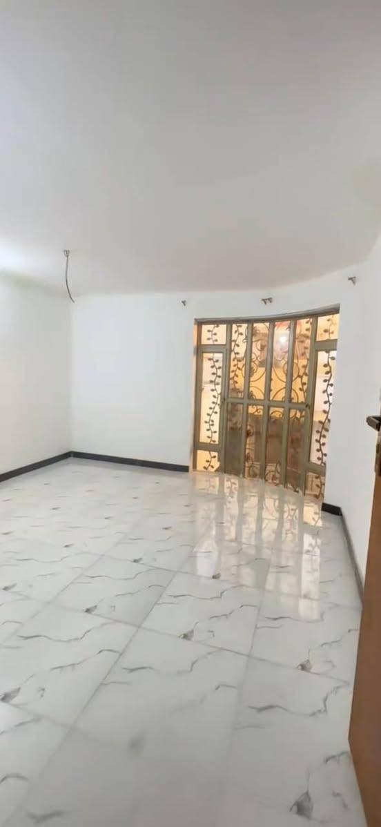 السلام عليكم بيت 94 متر حديث للبيع واجهه 8 امتار ونص نزال 11 عرض الشارع 6 امتار البيت 3 طوابق يحتوي 4 غرف نوم وصاله وحمام بكل طابق العنوان شارع عدي ابو نايله 
البيت رايدي بسعر مغري جدا للاستفسار ***********
