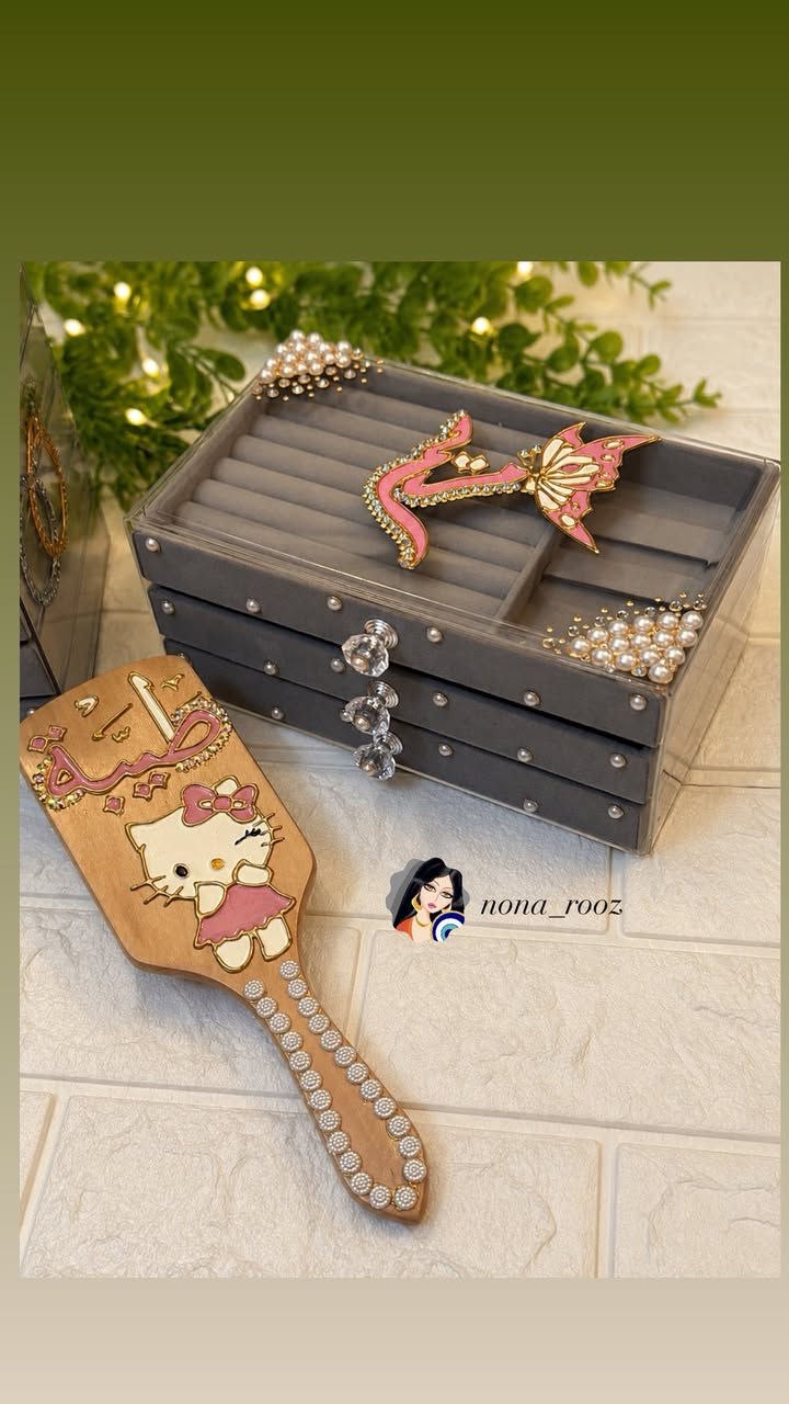 � لوكر إكسسوارات مع فرشة شعر هاند ميد 🌸
قطعة مميزة تجمع بين الأناقة والفائدة ✨
لوكر إكسسوارات مع فرشة شعر مزينة يدويًا بأجمل التفاصيل والأسماء حسب الطلب �


**إذا كنت صاحب هذا الإعلان وتريد حذفه لأي سبب، رجاءا أرسل رسالة إلى الدعم الفني**
