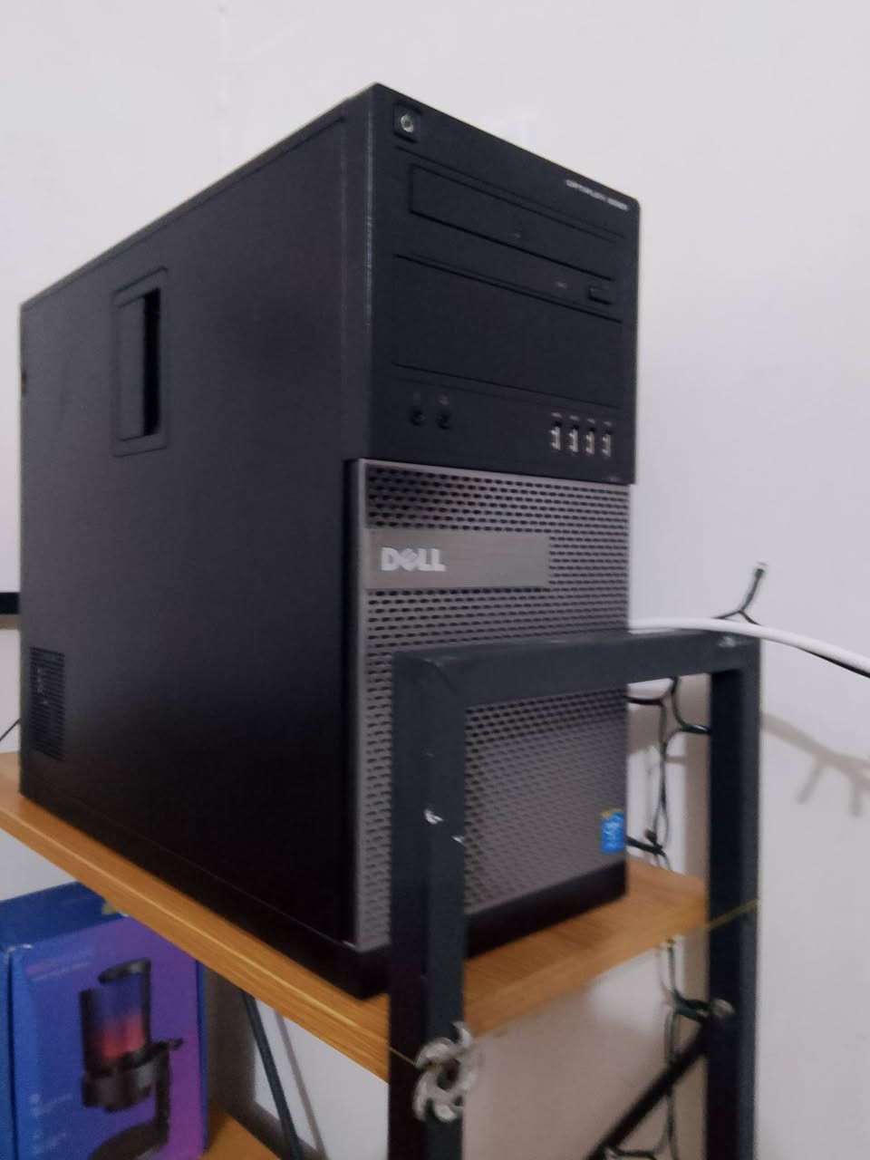 السلام عليكم 
عندي كيس 🖥️optiplex 9020 للبيع 
المواصفات 
معالج: core i5 4590 سرعه 3.30⚡
كرت شاشة: Gtx 1050 ti مكسور سرعه 🕑
الرام: 16Gb 8x2⚙️
التخزين: هاردين✌️ واحد ⚡SSD 120GB الثاني 500GBHHD⚙️

مع شاشه 🖥️dell 17 بوصه و ups🔋بوقه 850va 

الكيس مرتب و نضيف✨ 
و يدعم هواي العاب🎮 مثل👈 
1-resident evil remake 1.2.3.4
2-resident evil 7 و village 
3-GOD OF WAR 2018
4-fortnite 
5-pubg mobile/ Steam 

و غلب العاب البلي 4 
سعر الكيس 320الف و بيه مجال قليل
اذا عجبك العرض ارجو مراسلتي عل خاص 🙏 مكاني 🏠 بغداد-حي السلام- شارع المستشفى🏥
للتواصل عبر الرصيد او الواتساب يمكن الاتصال على: 📞***********
