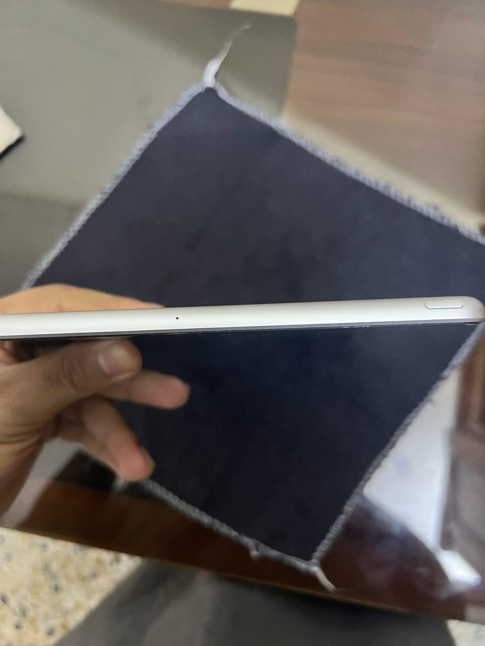 للبيع iPad 9 – 64GB
اللون سلفر، نظيف جداً مثل الصور
البطارية 87%
الجهاز استخدام شخصي وشغال ممتاز، بدون أي مشاكل
وياه الكفر
بدون شاحنة
السعر: 245 ألف قابل للنقاش 

📞 ***********
