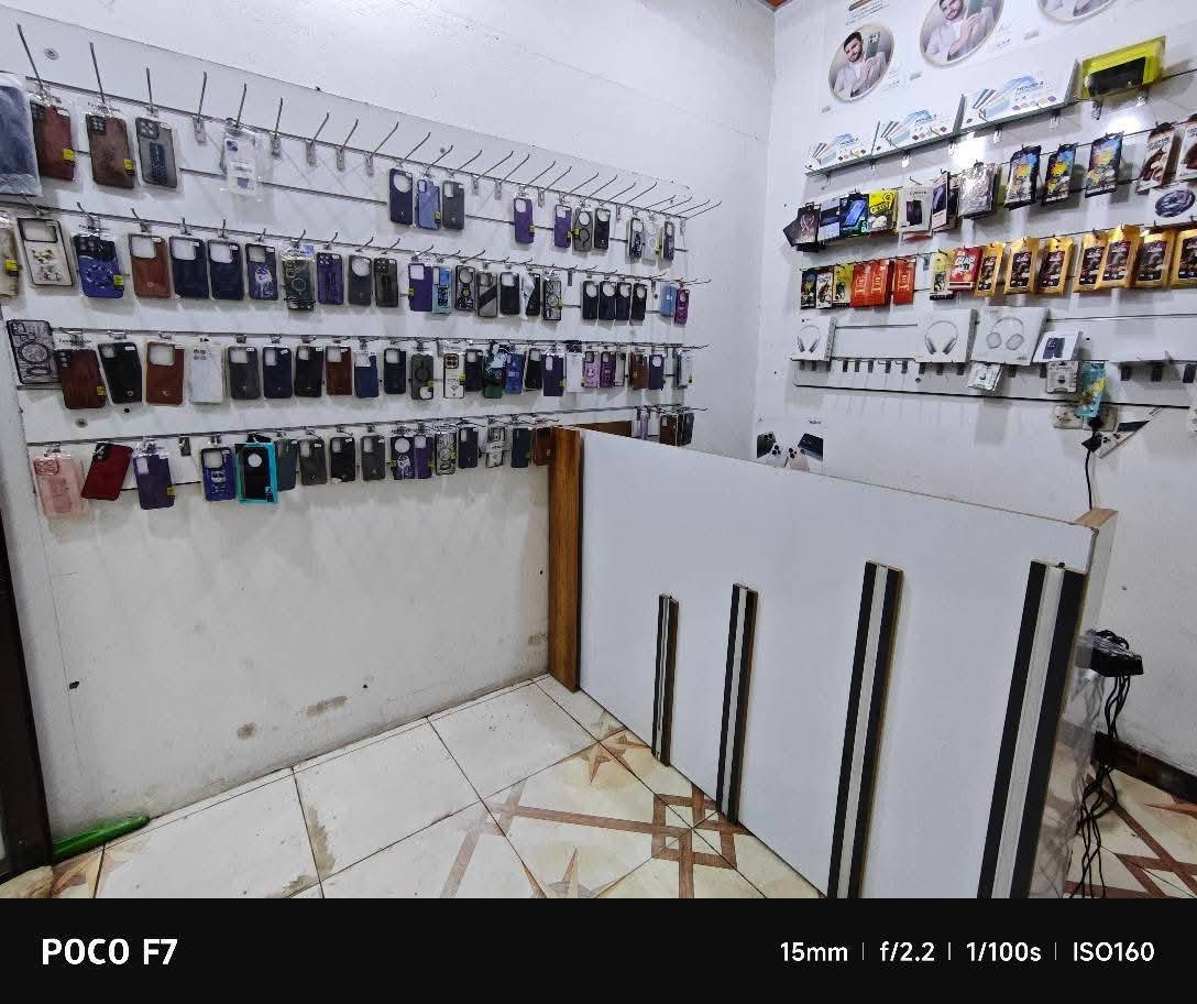 السلام عليكم 
محل موبايلات للبيع 
العنوان حي الحسين الجديد شارع ابو شاكر قرب سنتر الكفيل 
سبب البيع عدم التفرغ 
للاستفسار او السؤال عن السعر الرجاء الاتصال على الارقام التاليه 
***********
***********
