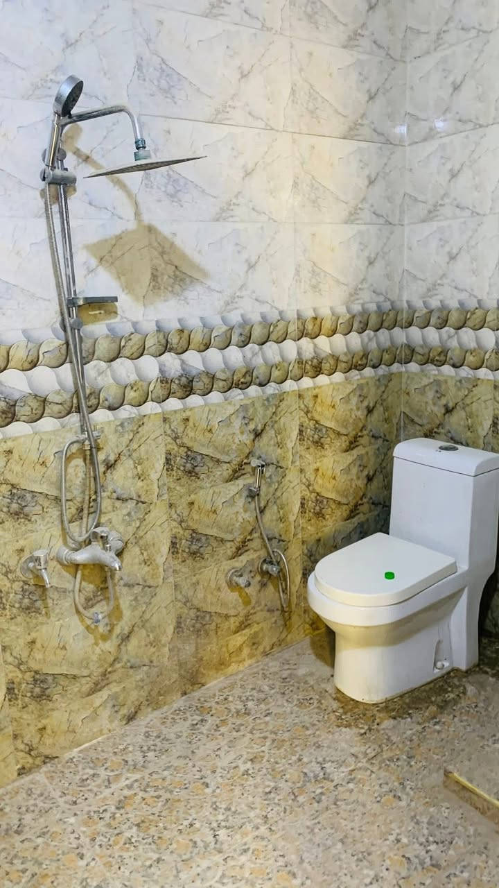 🏠 بيت للإيجار – 200 متر مربع

الموقع: حلّة، شارع 80، قرب لحوم الحرمين
نوع العقار: يصلح تجاري أو سكني

المساحة: 200 م²

مواصفات البيت:
 • صالة واسعة
 • مطبخ
 • 3 غرف نوم

 • موقع مميز على شارع رئيسي
 • مناسب للسكن أو النشاط التجاري

📞 للاستفسار: ***********
🏢 مكتب الرمال للعقار
