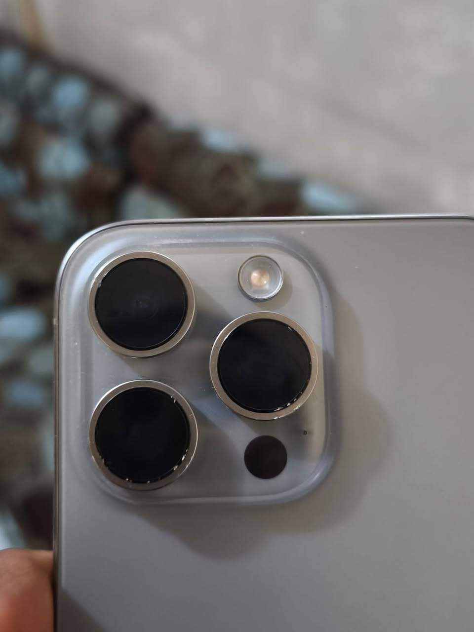 السلام عليكم ايفون15pro maxللبيع الجهاز نضيف على ايدي ماا داخل صيانه تكدر تفحص وين ماا اتريد بطاريه86ذاكره256الجهاز  الون تيتانيوم الجهاز ولا غلطه ملحقاته وياا والصور موجوده شوف الجهاز بس بي بل اطار الحامي مال الكامره زلوغ مثل ماا اشوف ماا مدنيه او واصله للكامره موجوده صوره شراي راسلني الرقم***********
