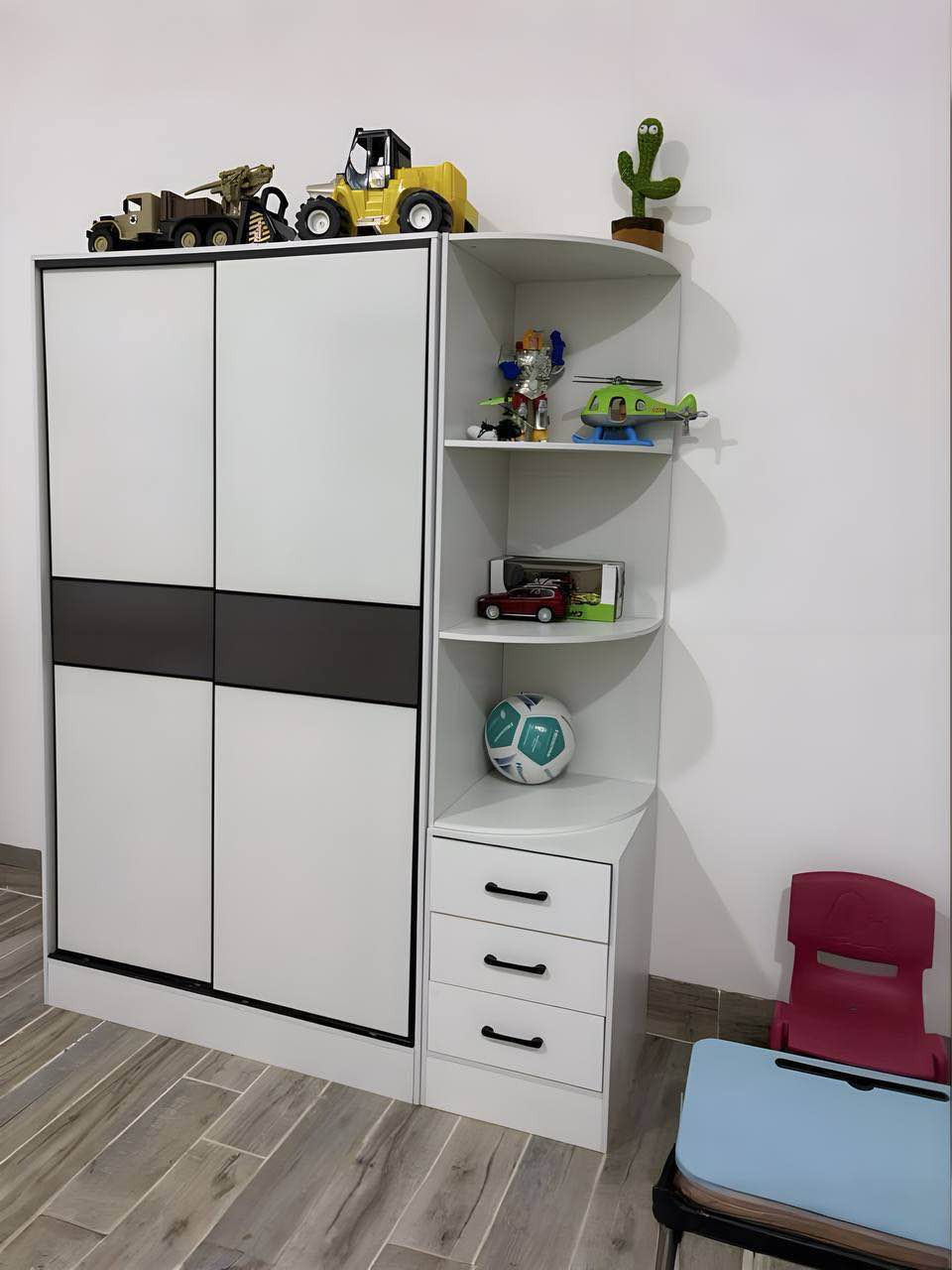 #سارع_بالحجز_ #الجميع
تصوير حقيقي

كنتور سلايد مع ملحقات جانبية ❤️‍🔥 

حجم كبير خشب MDF كبس من كل الجوانب

 📐 القياسات : 
العمق 45 سم * العرض 140 سم * الارتفاع 180 سم

للحجز والاستفسار مراسله الصفحة او الاتصال بالرقم *********** بغداد, العراق
