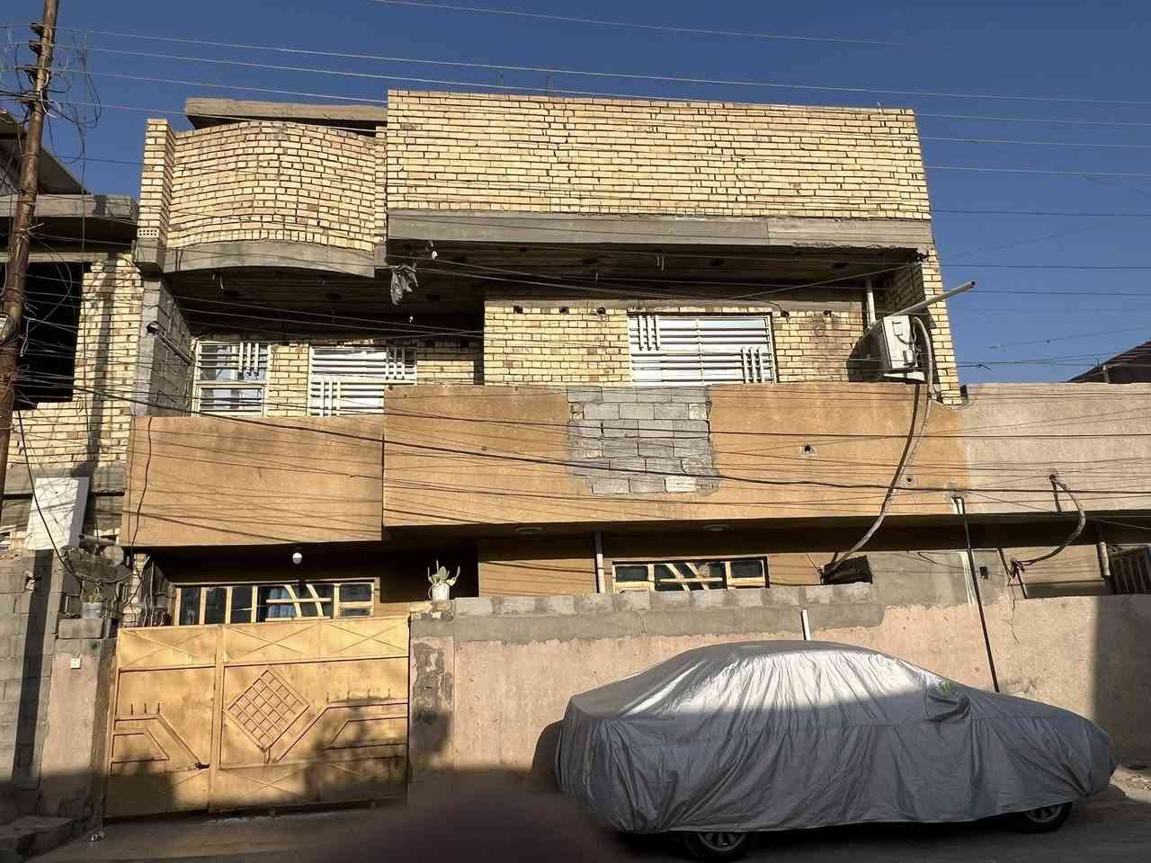 السلام عليكم بيت للبيع بل زراعي مال زهور مقابيل مول جوهرة 💎 مساحة100متر طابقين الطابق الأول يحتوي علئ استقبال +غرفة منام +صالة+مطبخ حار +حمام الطابق الثاني يحتوي علئ غرفتين +صالة +حمام الطابق الثلث فقط بيتونة للتواصل والاستفسار ***********
