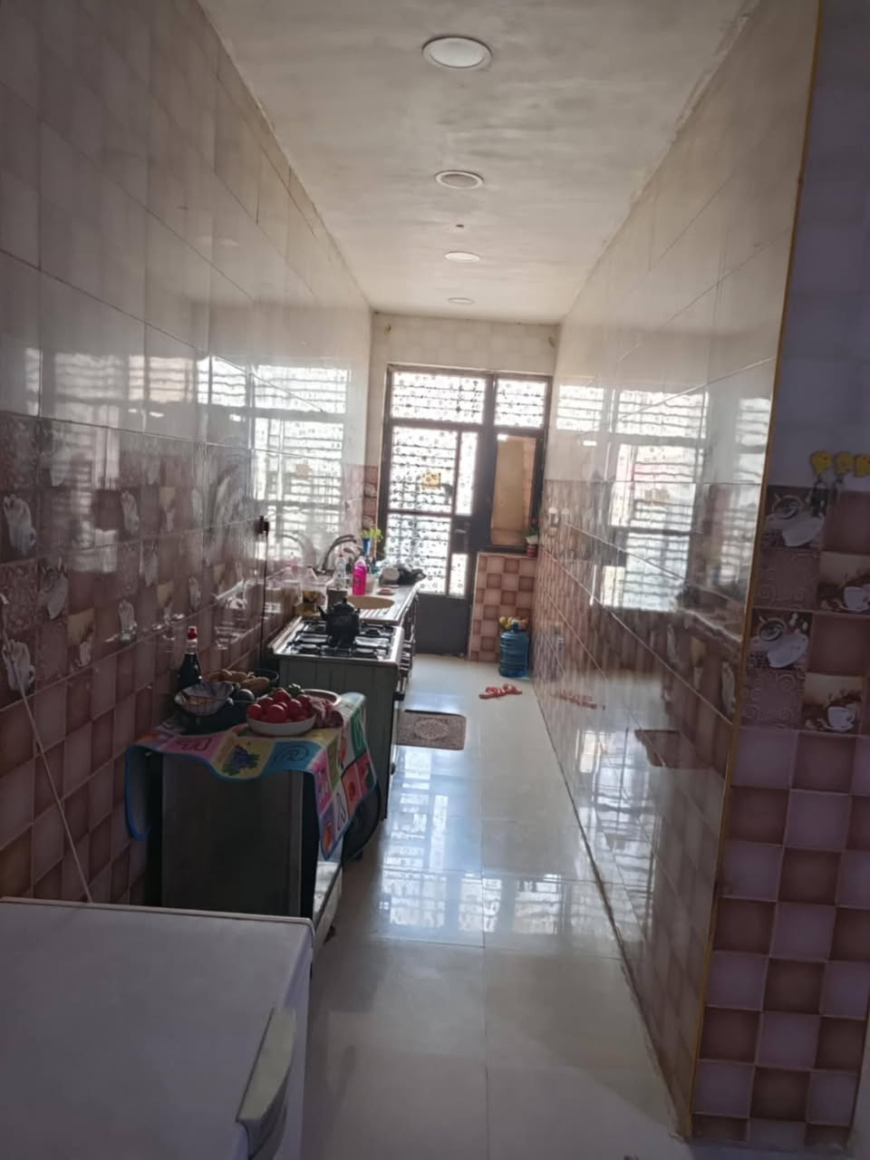 دار للبيع 150م 
يحتوي غرفةنوم+ صالة +استقبال+ مناور 2 +مطبخ حار بارد+ مجمع صحيات 
الطابق العلوي يحتوي على
غرفةنوم× بيتونة +مجمع صحيات مطلوب اسكان 15مليون السعر 165 مليون
المحموديةحي السلام المربع
الثاني خلف شارع 30 السايدين.
 للاستفسار الاتصال على
الارقام التالية 
1_***********
2_***********
3_***********
مكتب
المصداقيةللعقارات
والمقاولات العامة
