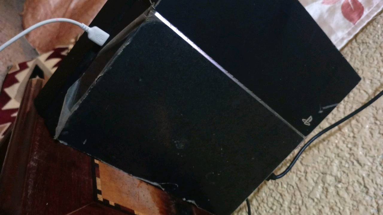 أبيع جهاز بلايستيشن 4 سليم ويشتغل زين، شكله مستخدم وعليه آثار خدوش/تشققات خارجية مثل ما مبين بالصور، لكن الجهاز باين نظيف وموجود وياه السلك. مناسب للّي يدور جهاز بسعر زين وتقدرون تفحصوه قبل الشراء.