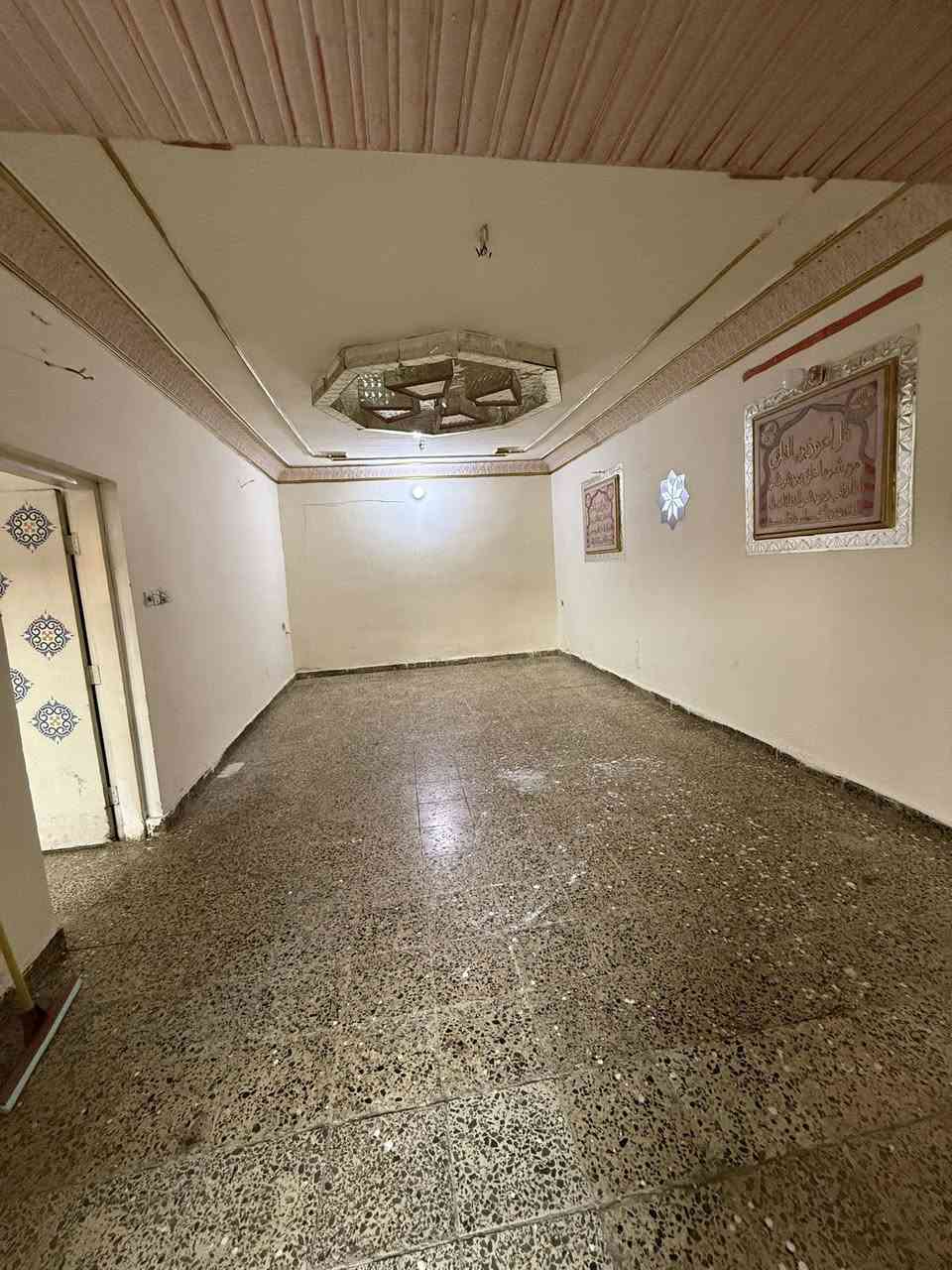 السلام عليكم بيت مساحه 150 متر غرفه نوم واستقبال ومطبخ وحولي وكراج يجار 350 أبو دشير شارع الضغط مقابل أسواق بيت جدو ***********
