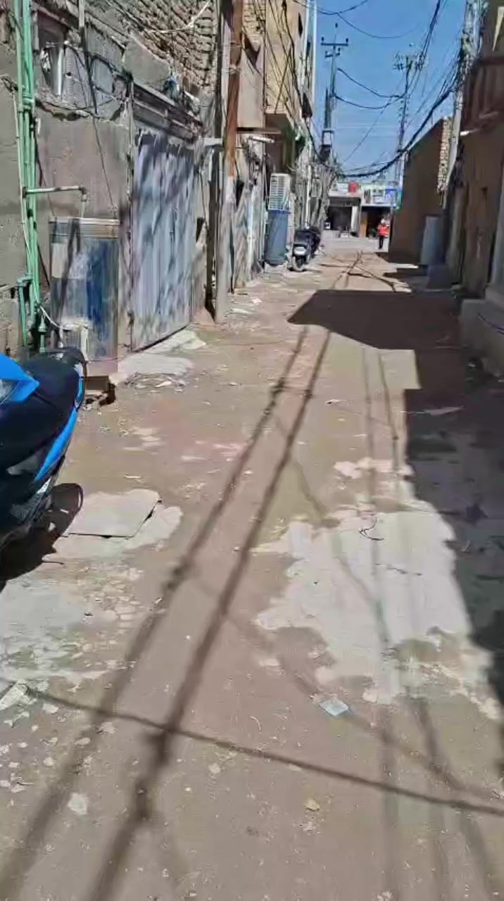 سلام عليكم من رخصة الادم عندي بيت للبيع ٥٦ متر بيتنه عندي سهم بطابوا ابيعه اومراوس أبيت ١٠٠متر او ٧٥ متر المكان الجاير قرب مجمع نبض الحياة بالفره ٥بيت عن الشارع بالتواصل الموبايل ***********
