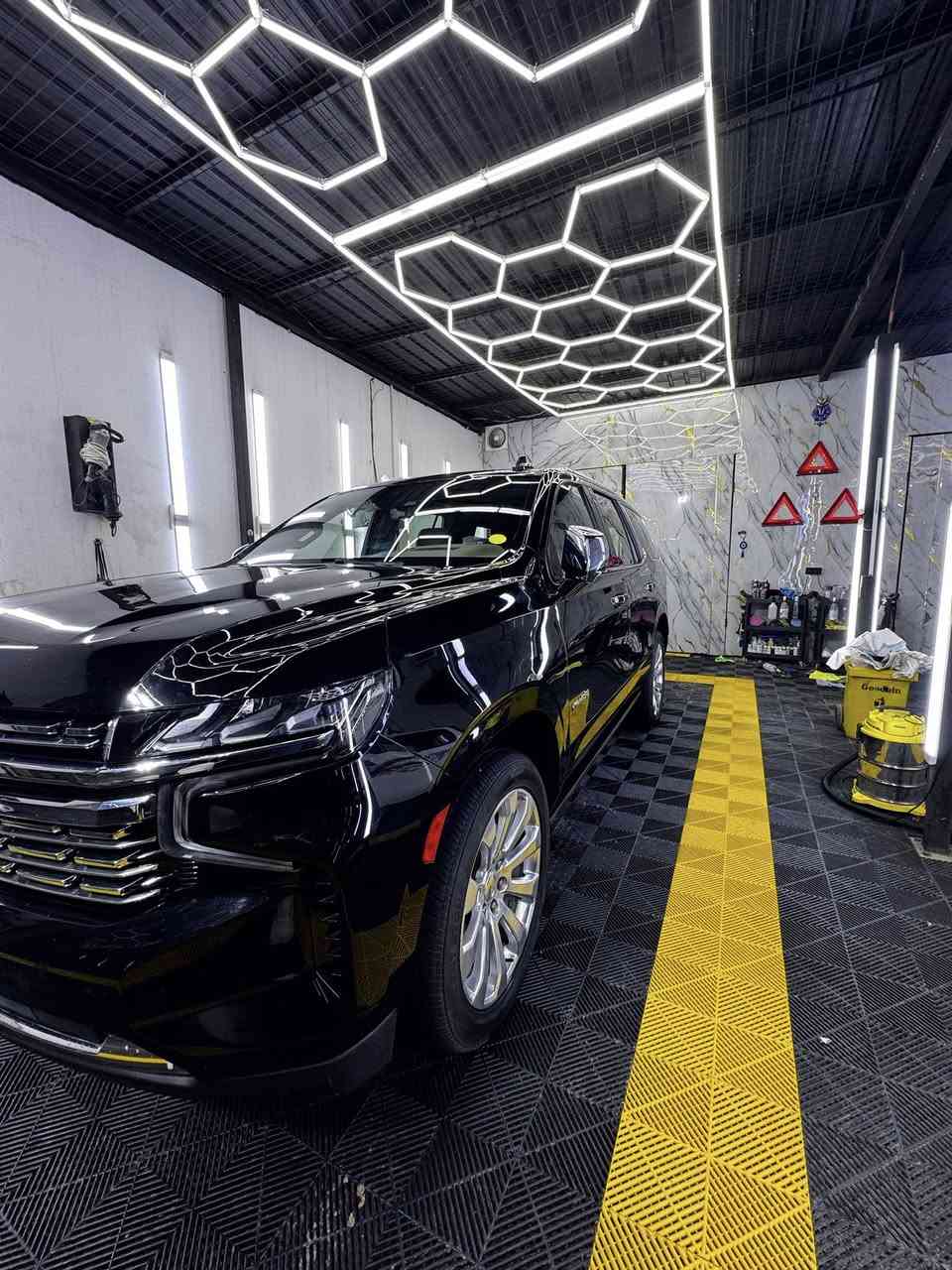 السلام عليكم 
تاهو بريمير 2023 أعلى فئة بالتاهو 
خليجي وكالة المنصور ماشية ٦٧ الف كيلو
رقم بغداد تحويل ثاني يوم 
كفالة عامة والسونار مرفق بالمنشور 
النضافة شوفة عينك سيارة بالچيس وممشاهة وموديلهة يشهدن 
مواصفات السيارة ميكفيهن هذا المنشور هية تاهو وفول ويمك الحساب بس للمعلومة 
السيارة نضام تعليق هوائي اربع ارتفاعات 
وست وضعيات قيادة 
بانوراما 
كاميرات محيطية 360 بالاضافة لمحاكي للشارع 
هيدز اب ديسبلي عرض على الجامة 
سماعات عدد ١٦ محيطيات
دواخل جلد قرميدي 
وبعد كلش هواي مواصفات 
سعر السيارة ٥٣٧ وبيهة مجال 
مكان السيارة ديوانية 
تجي تگلب وتقتنع وتاخذ السيارة ببلاش 
وهذا رقمي ***********
