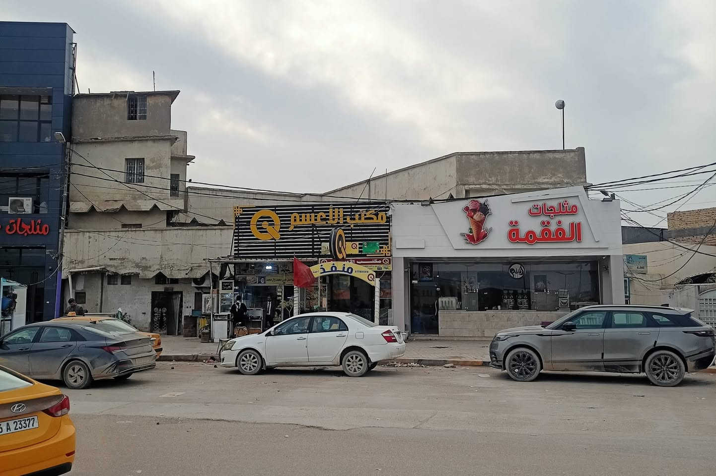 الدار للبيع مع المحلات العروبه الاولى مقابل الفلكه الحجريه سابقآ فلكة القرأن حاليآ المساحه 198 متر ركن واقع حال 250 متر الواجه 26 متر موقع تجاري مميز ع ثمان شوارع رئسيه  للاستفسار على الارقام ***********او ***********
