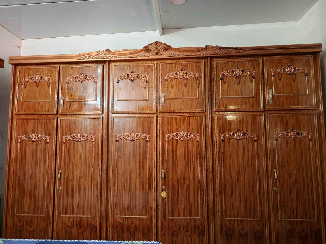 السلام وعليكم عيني غرفه للبيع جديد السعر مليون وربع والتواصل على رقم ***********،،، ***********
