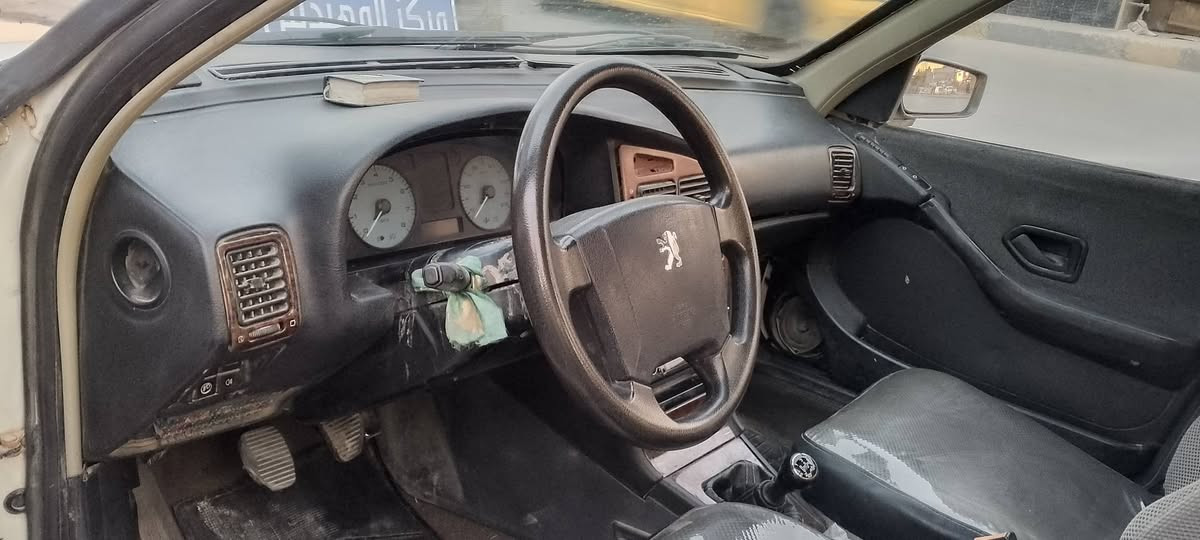 بيجو بارص 
مديل 15 
سيارة كير مكينة فرنسي مكفولة 
نوزلات بلكات جديدة باتري جديد 
حدادية 💯 جديدة مشط ستيرن جديد  
كهربائيات شغاله كلها
بيها جاملغ امامي وخلفي 
وبنيد طاير
سعر 38 وبيها مجال 
*********** 
مكان بغداد مدينة الصدر
