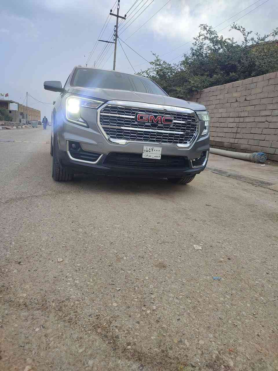 جمسي تيران ​الموديل: 2024 (أحدث جيل). تترقم جميع المحفظات معدا الاقليم 
​الفئة: SLT (كامل مواصفات ما عدا الفتحة).
​المحرك: 1.5L Turbo (قوي واقتصادي جداً بالوقود).
​ناقل الحركة: أوتوماتيك 9 سرعات.
​المواصفات الداخلية والترفيه:
​المقاعد: جلد فاخر (Perforated Leather) مع تطريز مميز.
​التحكم: كراسي كهرباء (8 اتجاهات) مع ذاكرة خزن لوضعيات القيادة.
​التدفئة: تدفئة للمقاعد الأمامية وللمقود (ستيرنج).
​الشاشة: شاشة كبيرة 8 إنش تدعم Apple CarPlay و Android Auto (لاسلكياً).
​النظام الصوتي: نظام Bose العالمي بـ 7 سماعات (صوت نقي جداً).
​التكييف: مناخ مزدوج (تحكم منفصل للسائق والراكب).
​الأنظمة التقنية والأمان:
​التشغيل: بصمة وتشغيل عن بُعد.
​الصندوق: باب خلفي كهربائي (يفتح بحركة القدم - Hands-free).
​الأمان: رادار تصادم، نظام الحفاظ على المسار، تنبيه النقاط العمياء، وكاميرا خلفية عالية الدقة.
​الإضاءة: LED بالكامل (تصميم GMC المميز).
​تحديد مسار 
سياقة ذاتيه 
وبعد بيها مواصفات ما ذاكرها 
الحادث خفيف بنيد فقط راجع عل بارد  صورة الحادث مرفقه مع الصور 
​للتواصل والاستفسار:
​السعر: [ 185 ورقه ]
​رقم الهاتف: [***********]
​الموقع: [البصرة قرنه ثغر ]
