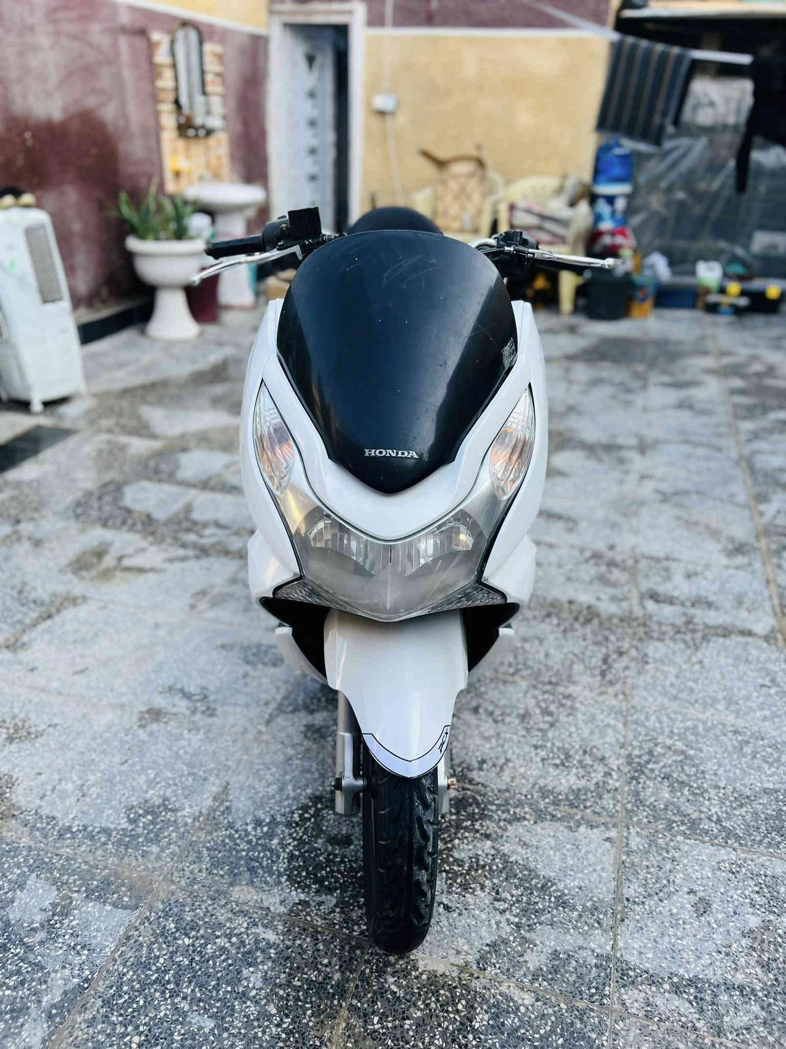 السلام عليكم دراجه bcxجيل الاول ياباني 

دراجه جديده بل كارتون كلها بلاديه كفر مكينه بلادي 
 لون ابيضّ صدفي دراجه خير من الله كلش حلوه بل حقيقة 
السعر 1450 وبيها مجال حك الجية العنوان بغداد مدينة الصدر الهاتف ***********
