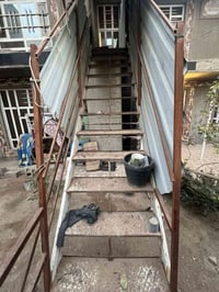 يوجد درج خارجي  رقم الهاتف 07822229265