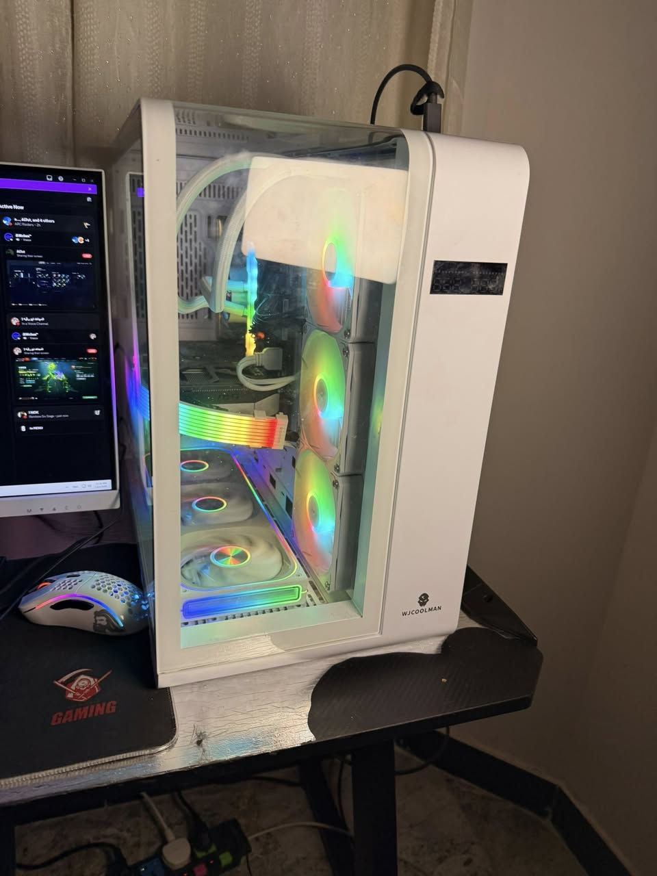 من رخصه لادمن 
لتجميعه كلهه للبيع ما ابيع قطع 
لكيبورد ريد دراكون برو مغناطيزي ستين بل ميه 
لماوس كلوريوس مودل دي 
لمايك هايبر اكس ولسماعه فيفينيا 
ولكامره لوجتك فور كي تلاثين فريم 
وميز وكرسي وشاشه كيم اون ميه ثمانين فريم تو كي
صارلي تلث اشهر مشتريهه اشغلهه ساعه بليوم لان انه دلفري وثنعش ساعه بل يوم اشتغل ضمان بعده بيهه سنه علا جميع لقطع بليوم اشغلهه ساعه لو ما اشغلهه 
مكاني بصره ما عندي توصيل تواصل وتساب اتصال 
***********
