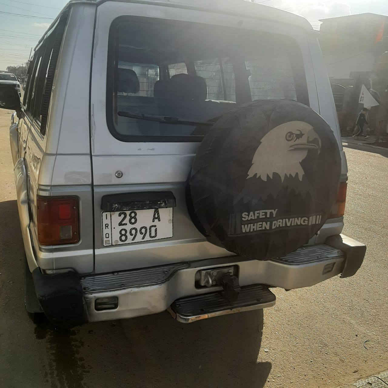 للبيع كالوبر طويلة موديل 1993 محرك بلادي ممتاز كير عادي جيد لوكير شغال يعني الدفع الرباعي شغال تخم تاير اجنبي جدد حدادية توب كهربائيات زائد دوشمة جيدة الون سلفر موزر السياره رقم انكليزي نجف  سنوية باسمي سعرها 50 ورقة وبيهة مجال أو مراوس حسب القناعة  وهذا رقمي *********** مكاني بالحسينيه
