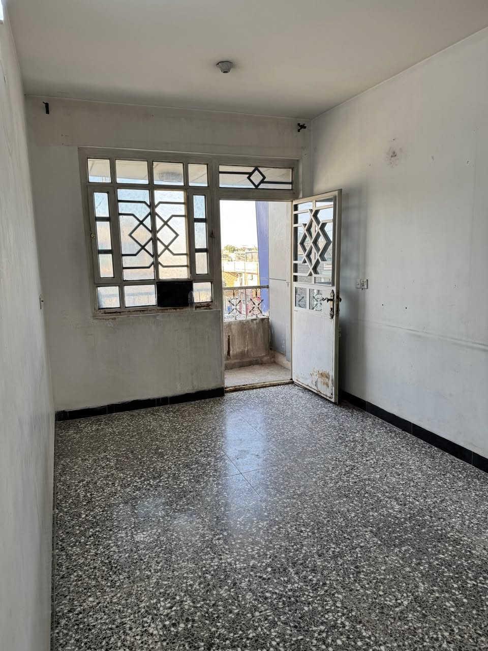 شقة للإيجار مساحة 75م
🔺غرفة نوم ، مطبخ ، صالة ، حمام 
📍العنوان : حي سومر  _ شارع المدارس مقابل مطعم الياسمين 
*الشقة لعائلة صغيرة فقط 
🔹سعر الإيجار 350 الف 
🔸للاتصال ***********
