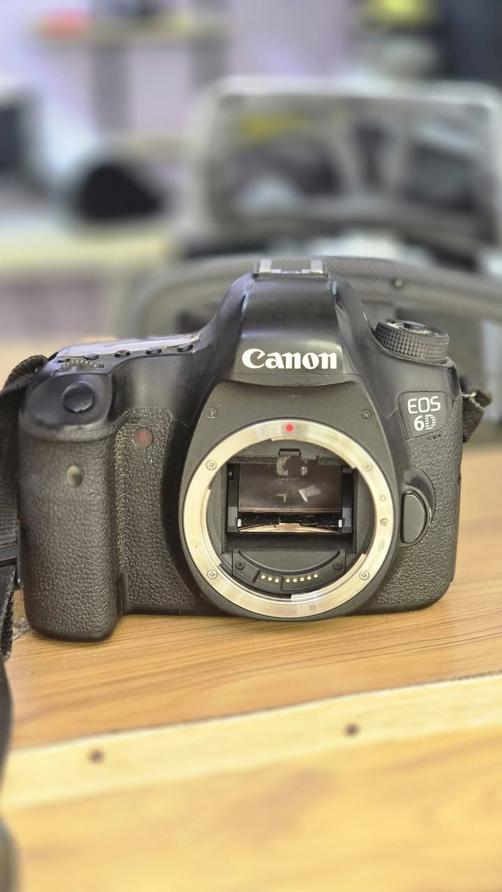 📸 لعشاق التصوير والبورتريه.. عرض مميز! 📸
​متوفر الآن للبيع كاميرا كانون مارك 1 (Canon Mark I) الغنية عن التعريف، مع وحش البورتريه عدسة 50mm f/1.8.  والإبداع.
​🌟 ليش هذا السيت مميز؟
​عزل خرافي: العدسة بفتحة (1.8) تنطيك عزل خلفية (Bokeh) سينمائي واحترافي، مثالي جداً لصور الأشخاص، التفاصيل، والمناسبات.
​أداء عالي في الإضاءة الضعيفة: فتحة العدسة الواسعة تسمحلك تصور بأماكن إضاءتها قليلة وتطلع بصور صافية.
​ألوان كانون الأصلية: الكاميرا تنطي سحبة لون كلاسيكية وواقعية للبشرة، ممتازة لجلسات التصوير الخارجية والداخلية.
​  مع الشاحن والباطرية]
💰 السعر: [500 "]
📞 للاستفسار: يرجى مراسلة الصفحة، أو التواصل عبر الواتساب على الرقم: [***********
