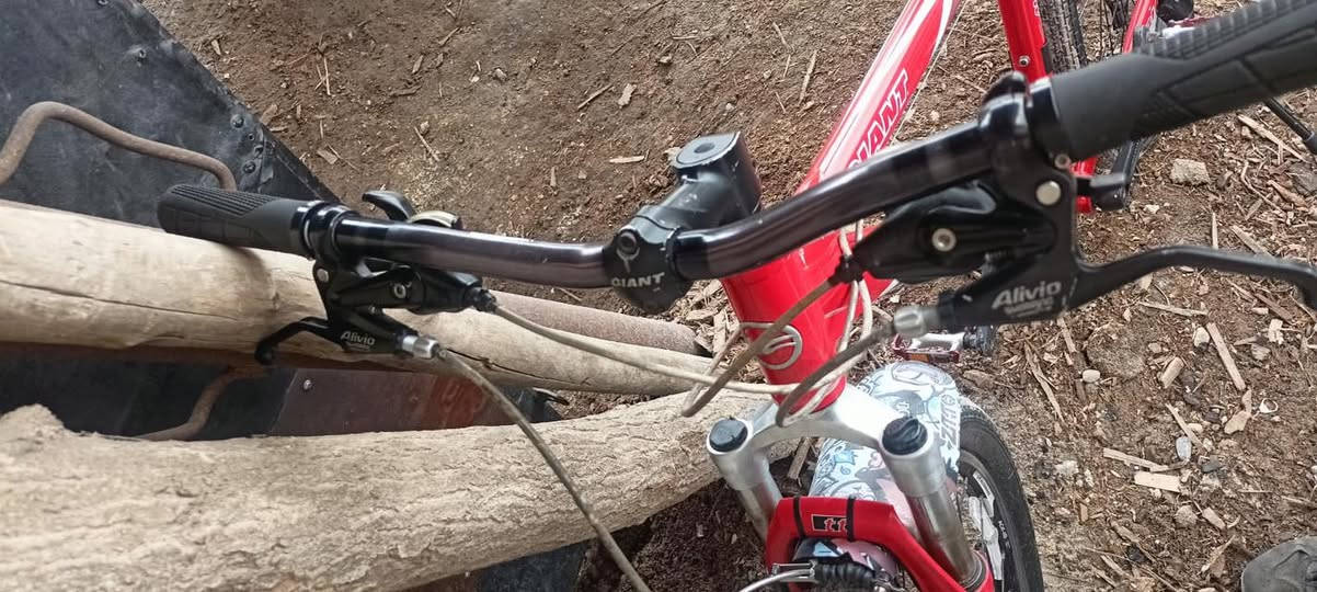 سلام عليكم 
دراجة من شركة GIANT…XTC معروفة و نادرة نضافة فوللل 
كير خلفي 8 سرع فقاس حديث 
كير امامي 3 سرع فقاس حديث 
دبل اصلي و مثل ماي لا ملعب ولا كل شي 
تايرات كمبليون 
قطعة مرتبة مثل ما موضح بل صور 
سعر ١٩٠ و بي مجال للشراي .متواجد عل خاص 
ملاحضة للشراي تجي تاخذ دراجة مغسولا كاملا فول نضافة 
معا تحياتي الكم


**إذا كنت صاحب هذا الإعلان وتريد حذفه لأي سبب، رجاءا أرسل رسالة إلى الدعم الفني**