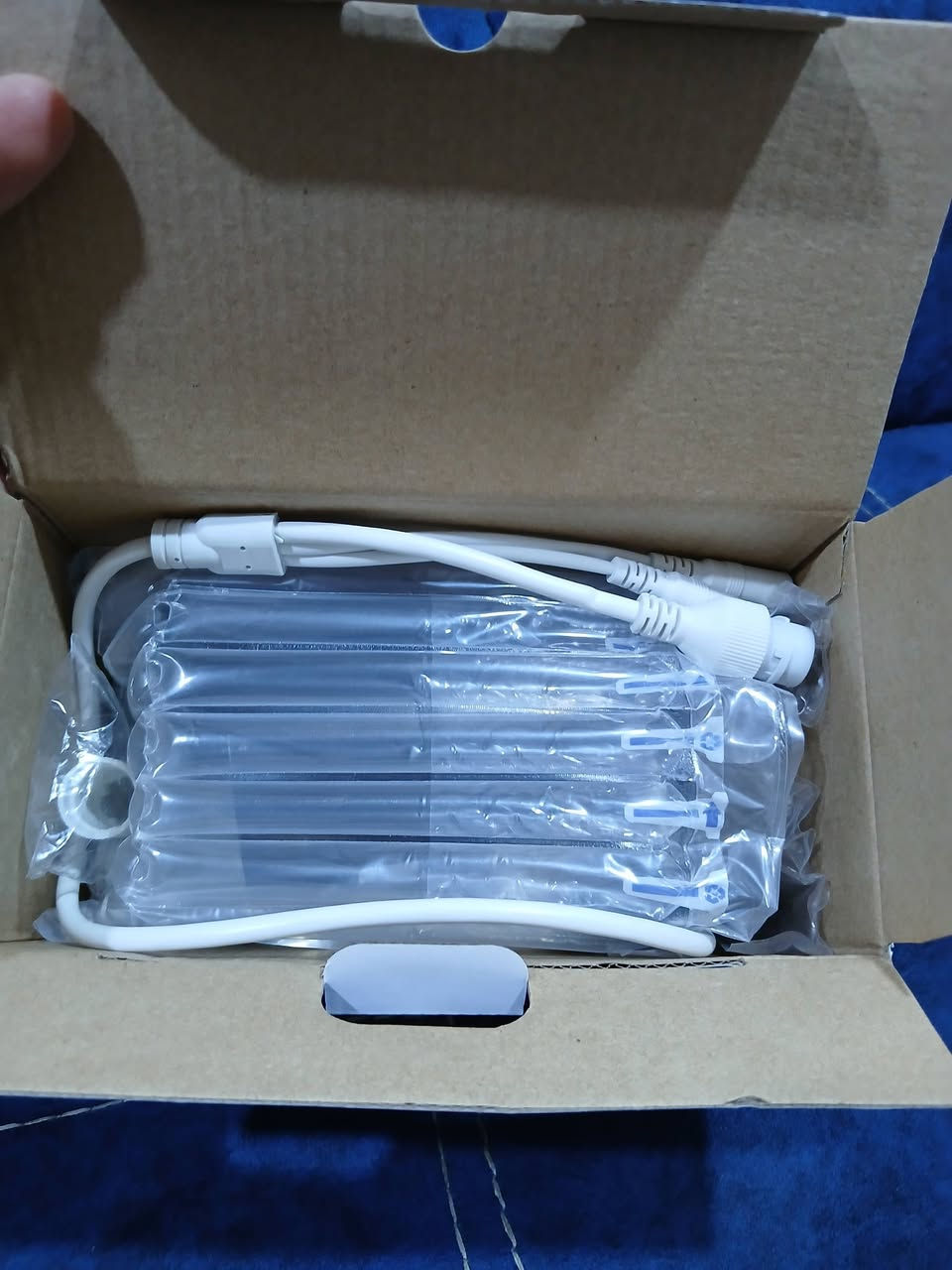 شباب اربع قطع كامره طلعلي بهذا الشكل 
جديدات الي يفيدنه ينطي سعره وبالعافيه


**إذا كنت صاحب هذا الإعلان وتريد حذفه لأي سبب، رجاءا أرسل رسالة إلى الدعم الفني**