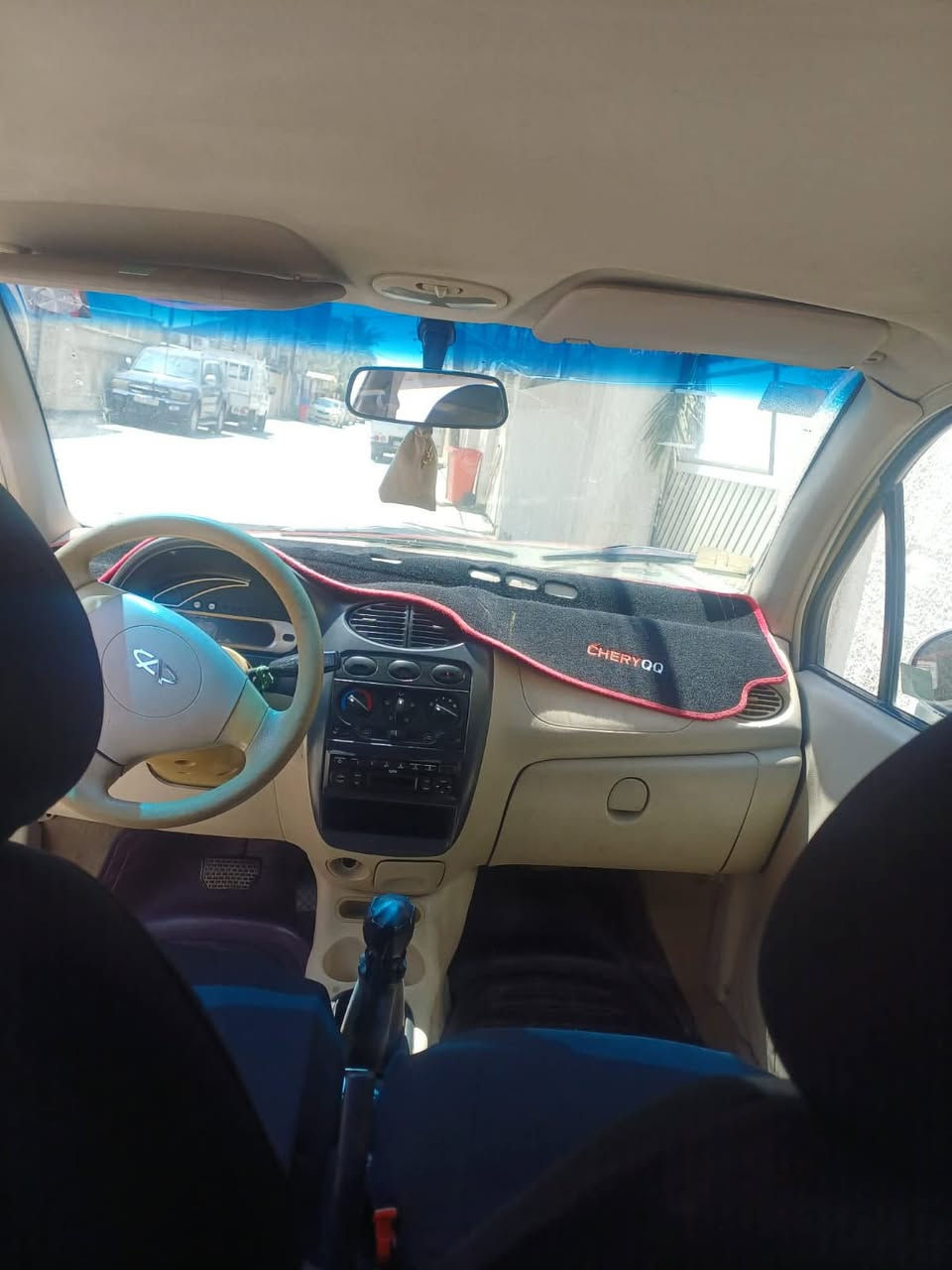 للبيع  2010 Chery QQ بحالة جيدة جدًا.
✅ الماكينة مكفولة الكير مكفول
✅ سنوية سارية ومعاملة أصولية 100% الهزة جديدة
✅ التبريد شغال، فقط يحتاج تعبئة غاز للمكيف
✅ السيارة نظيفة ولا تحتاج صرف ميكانيكي

الملاحظات:
 • بيها نقص سبير كمليات فقط (مثل يد الباب الداخلية)، وأنا شلتها بسبب الأطفال، وما تأثر على استخدام السيارة

العنوان بغداد الغدير شارع التوت *********** 
السعر 25 وبي مجال
