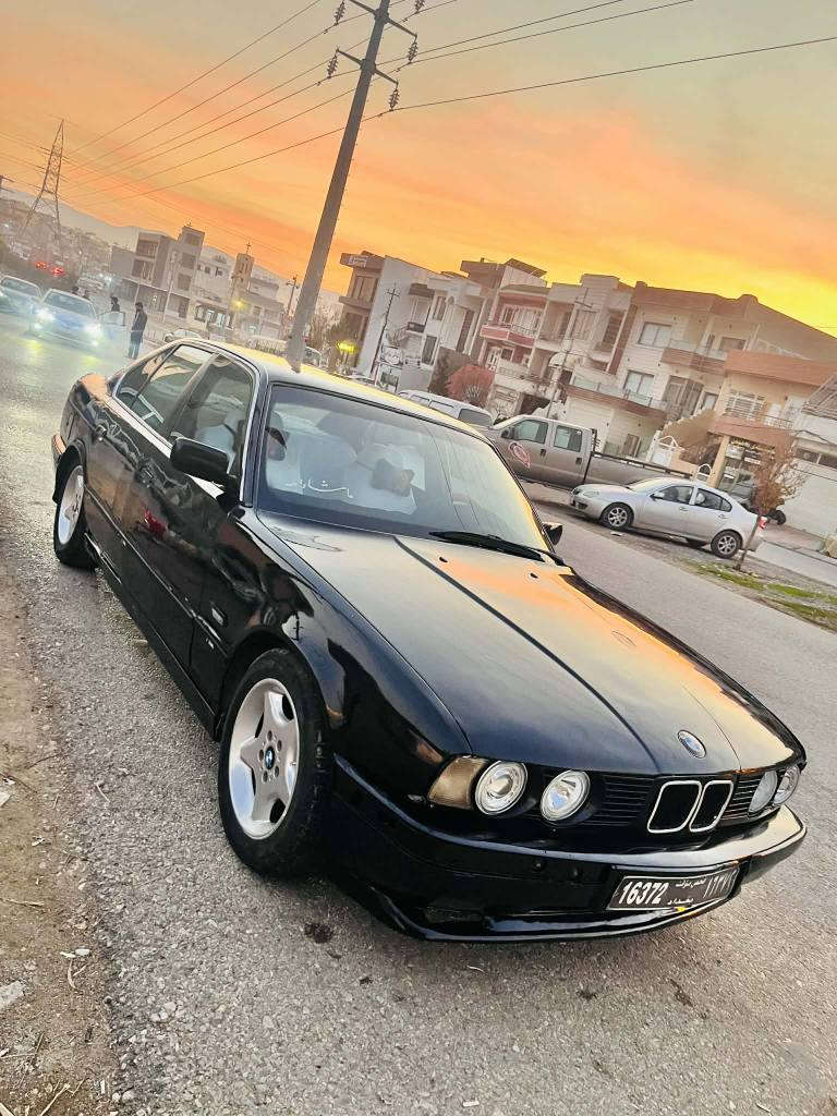 ‏بي إم دبليو ١٩٩٣
٤ جام كاره‌با 
سه‌یاره‌كه‌ ئاڕمی پلاستیكه‌ ون بوه‌ 
من به‌ علوج ئه‌یفرۆشم به‌شه‌رتی ماڵی مه‌ده‌نی 
سه‌یاره‌كه‌ تازه‌ ته‌ئمیره‌ تاقم وایه‌رو لایتی پێش و دوام تازه‌ بۆ گۆڕیوه
سلف و ده‌بڵه‌كانیم تازه‌ بۆ گۆڕیوه‌ 
گێڕو مه‌كینه‌ی به‌شه‌رت بێ عه‌یبه‌ نوقسانیم تیا نه‌هێڵاوه‌‌ پۆڵیشم بۆ كردوه‌
سعری:١٩ گه‌ڵاو مه‌جالێكی كه‌م 
سه‌یاره‌كه‌ له‌ سلێمانیه‌. 
ژم:*********** السليمانية, العراق
