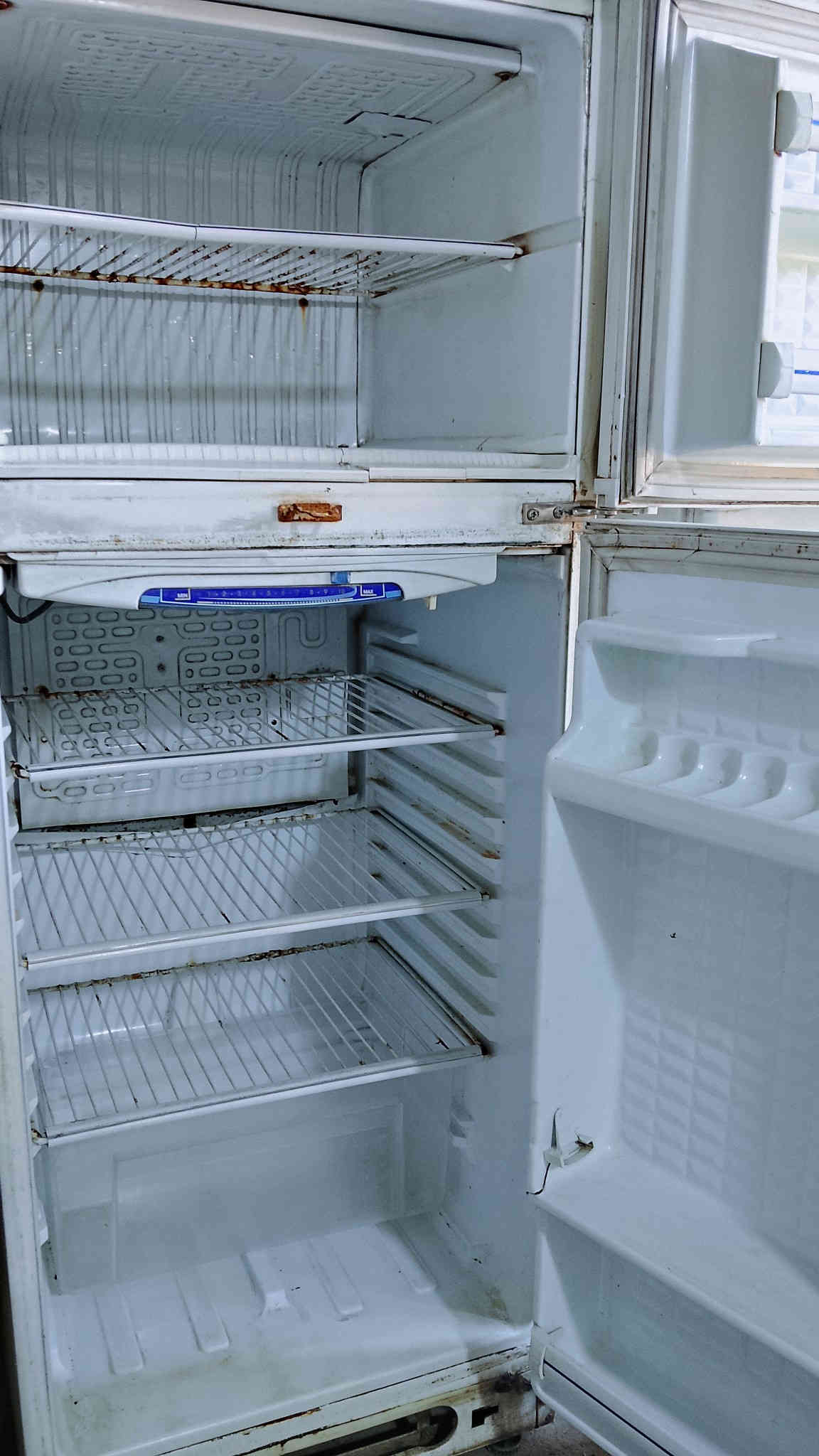 سلام عليكم عندي مجموعة ثلاجات أو مجمدات أو بردات البيع كلمن أو سعره كلهن شغالت شرط الفحص أو اصليت  مكاني البستان مجاور مطعم الحجي اسعره مناسب هذا رقمي ***********
